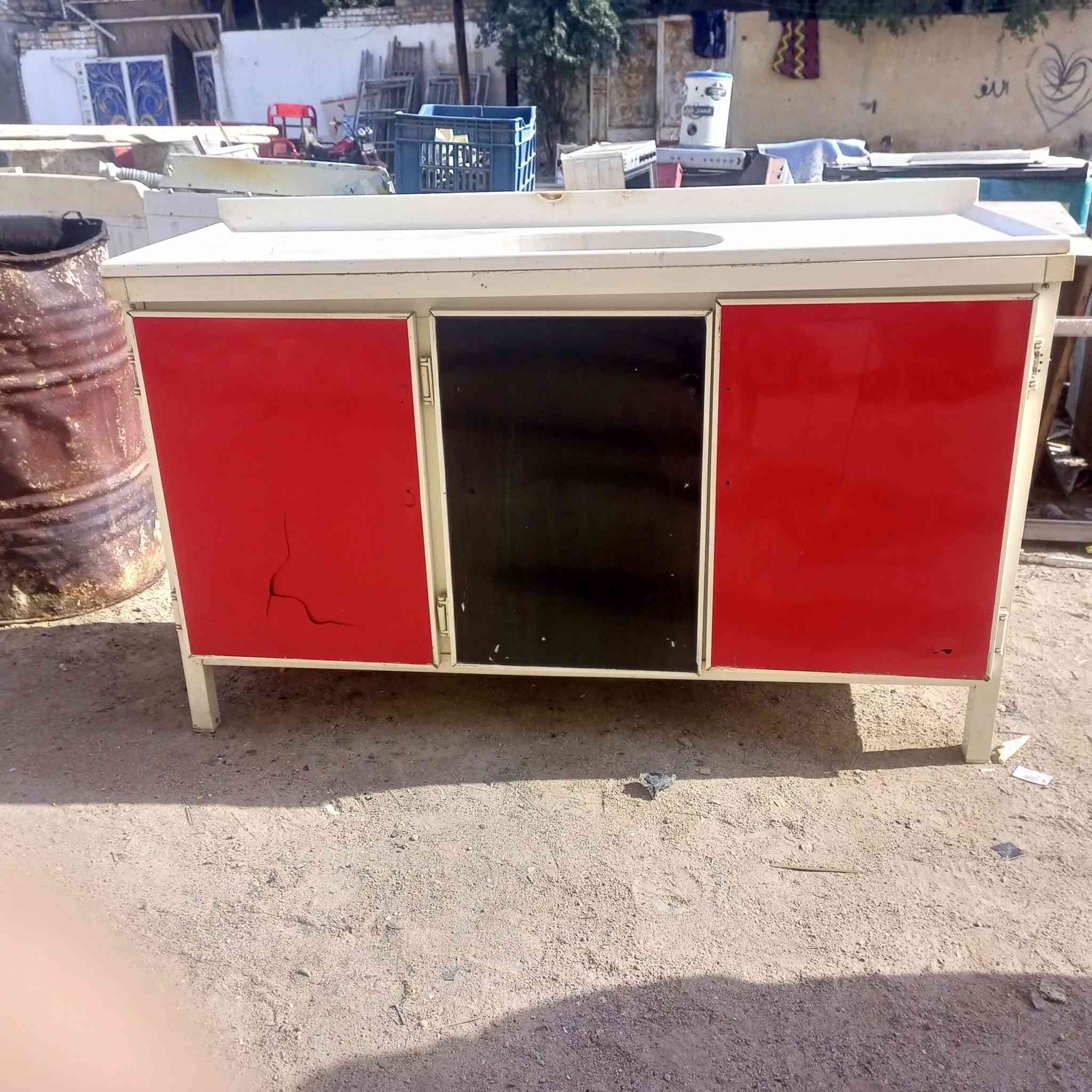 السلام عليكم كاونتر مترين 250طباخ كريازي شغال نضيف 125كاونتر متر ونص ويا سنك متر ونص 150ثلاجه بيضه75ثلاجه حمرة 60شراي يتصل ***********
