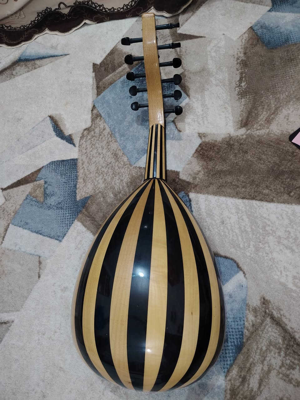 عود حجم صغير بصناعة احترافية وصوت جدا نقي جديد يعني شخط واحد مابي... سعره قفل 110 وتوصيل مجاني لكل العراق... للاستفسار المراسلة او الاتصال ***********
