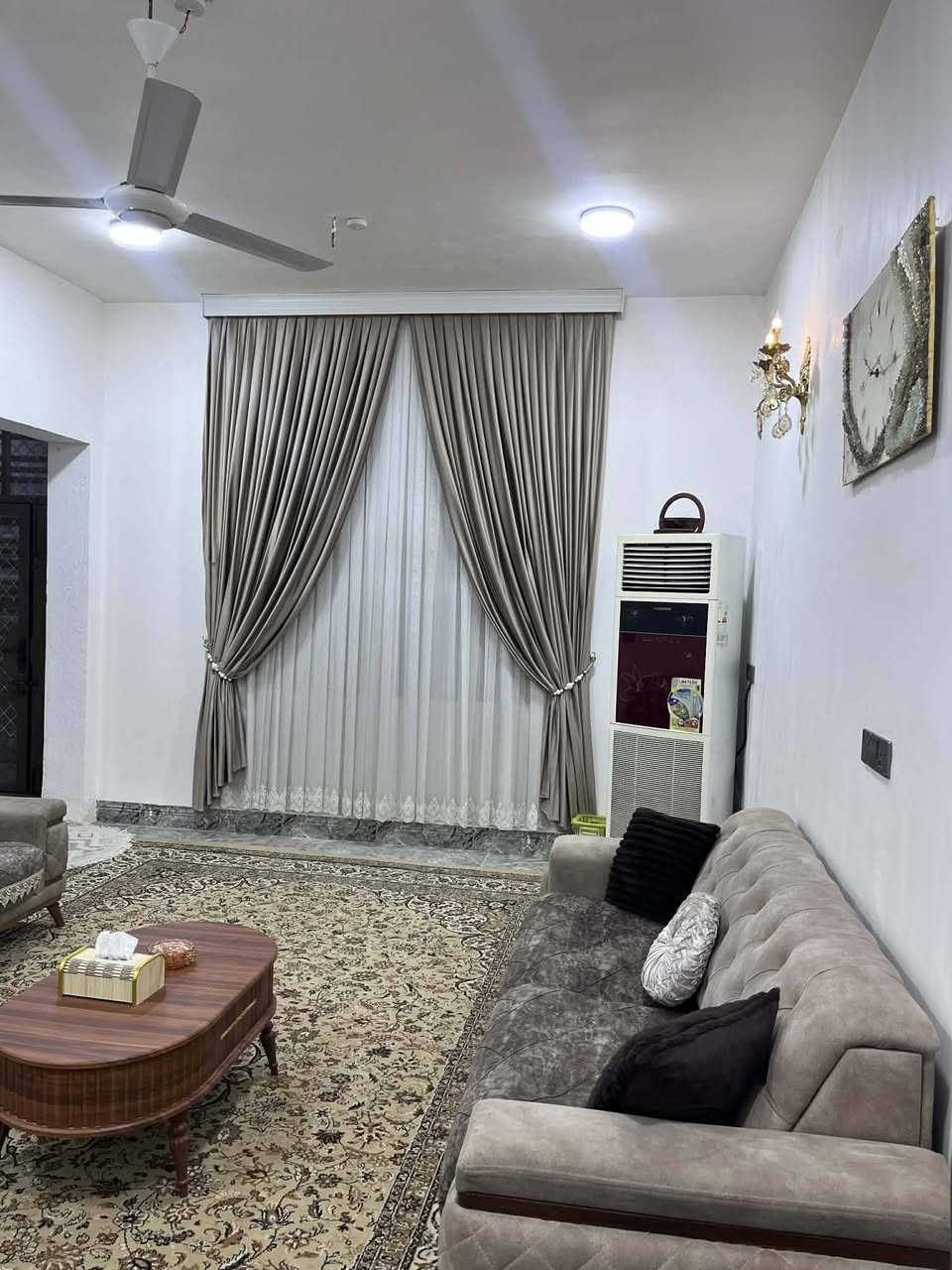 السلام عليكم أرض زراعيه للبيع مساحة القطعه ١١٠٠ مسيجه مشيد عليه دار حديث بناء ٢٠٢٤ البيت متعوب عليه بناء رفت وطابوق كونكريت مسلح مساحة البناء ٢٠٠ يحتوي على 
استقبال وصاله 
٣ غرف نوم مسلك واسع
مطبخ ومخزن
صحيات داخليه وخارجيه 
سند ٢٥ العنوان  بداية ابو عصافير  قرب قطع موسى  
قريب عالتبليط يبعد عن شارع العام ٧٥ متر 
منطقه كلش حلوه وهادئه كل خدمات بيه 
*********** تواصل عالرقم بي واتس
