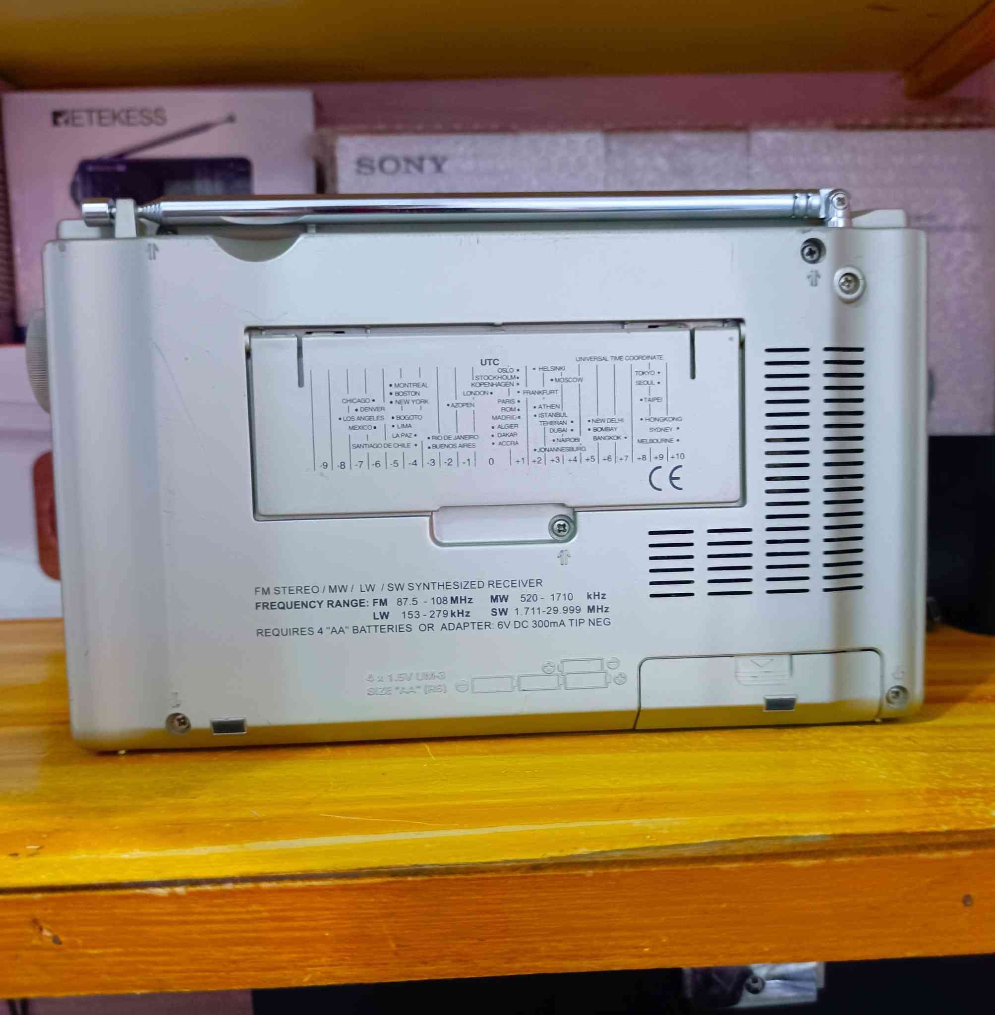 راديو SANGEAN. ATS. 505
موجات FM-MW_SW LW
موجه SW 1 sw2 sw3 sw 4 sw5 sw 6 sw 7
ميزه حفظ محطات مفضله اناره بالشاشه
منبه وساعة
منفذ انتينه خارجي
منفذ محوله خارجيه ٦ فولت
يشتغل باتري قلم عدد ٤
حجم كبير
الأبعاد
الطول ٢٠ سم
الارتفاع ١٥ سم
نظيف جدا شرط الشغل والنظافه والسحب
سحب قوي كل موجات ونقاوه
اي استفسار بعد تعليق يوصلك السعر وبالخدمة


**إذا كنت صاحب هذا الإعلان وتريد حذفه لأي سبب، رجاءا أرسل رسالة إلى الدعم الفني**