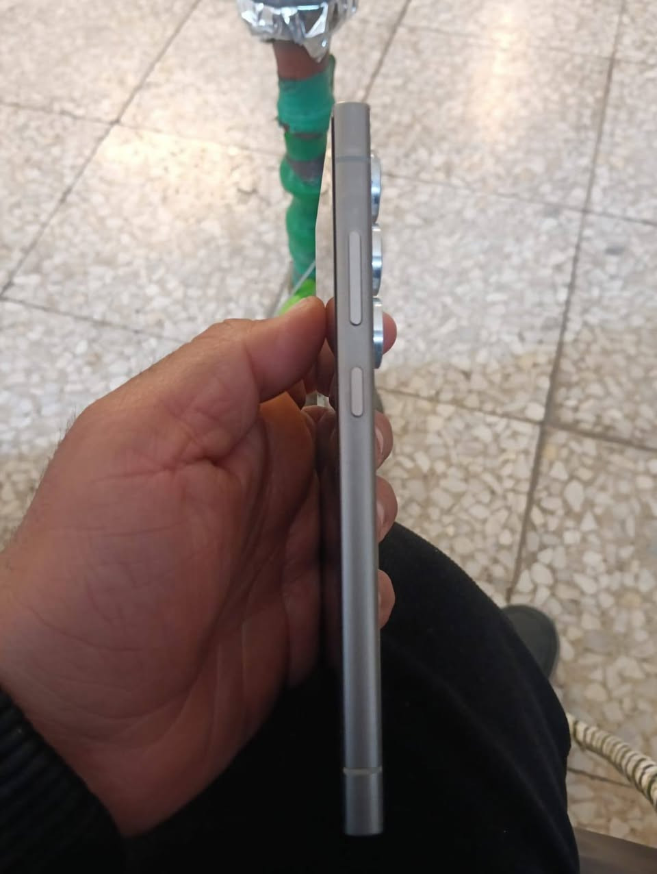 عندي اس 24 الترا  ذاكره 256 اخوه الجديد رايده ٩٥٠ ويا اربع حافظات جدد ويا شاحنه وكارتونته والكيبل ابد مامفتوح
وين ماتريد روح افحص وانطيك بي ضمان الفحص شهر 
مكاني مدينه الصدر بغداد 
***********
