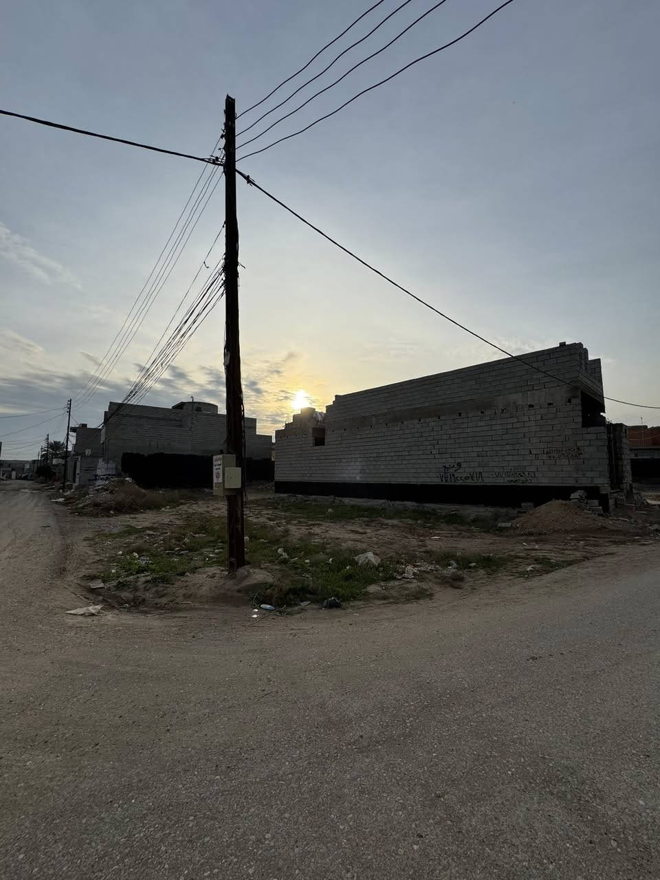 فرصة العمر.. قطعة أرض للبيع في أرقى المناطق الحيوية! 🔥
إذا كنت تبحث عن سكن هادئ أو استثمار مضمون، هذه القطعة هي اختيارك الأول!
📍 الموقع: خلف جامعة بلاد الرافدين مباشرةً - منطقة بناء حديث ومسكونة بالكامل.
📏 المساحة: 88 متر (ركن) + ميزة إضافية بإمكانية سحب متر من الرصيف لتصبح المساحة الإجمالية 106 متر.
🛣️ المميزات:
• تبعد 100 متر فقط عن الشارع التجاري الرئيسي (شارع الوكالات والمطاعم والخدمات).
• المنطقة مخدومة بالكامل (تبليط، ماء، كهرباء وطني).
• قريبة جداً من الجامعات ومحطات الوقود!
للجادين بالشراء، يرجى المراسلة على الخاص أو الاتصال على الرقم: [***********]
