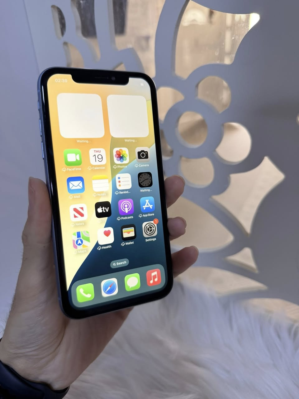 ئایفۆن ئێکس ئاڕ
٦٤ گێگا یەک سیم شاشە و پاتری بە فول کوالیتی گۆراوە 
هیچ کێشەیەکی نیە هەمووی بە زەمان نرخی ١٣٠ هەزار گەیاندن هەیە ناونیشان هەولێر قەڵاتی نوێ مۆبایلی هاوکار
ژمارە مۆبایل :- 📲 ***********
