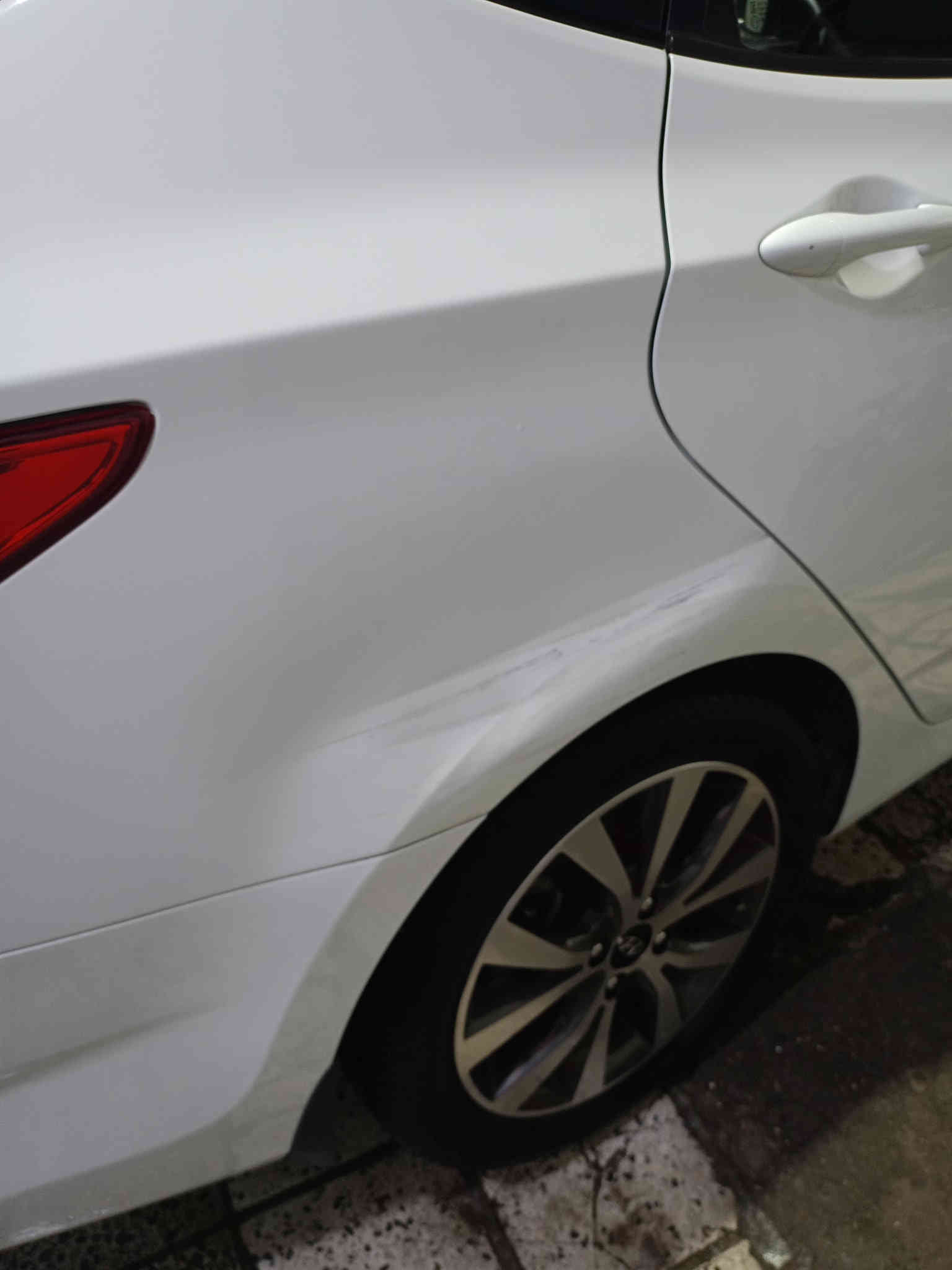 سلام عليكم اكسنت موديل 2015 خليجي ماشيه 60حقيقي سيارة كفاله عامه من ضربه و من يبديل ماعدا بل اهلال الخلفي صبغ قليل ونص دوسه سيارة العنوان بغداد السعر 118 رقم الهاتف ***********
