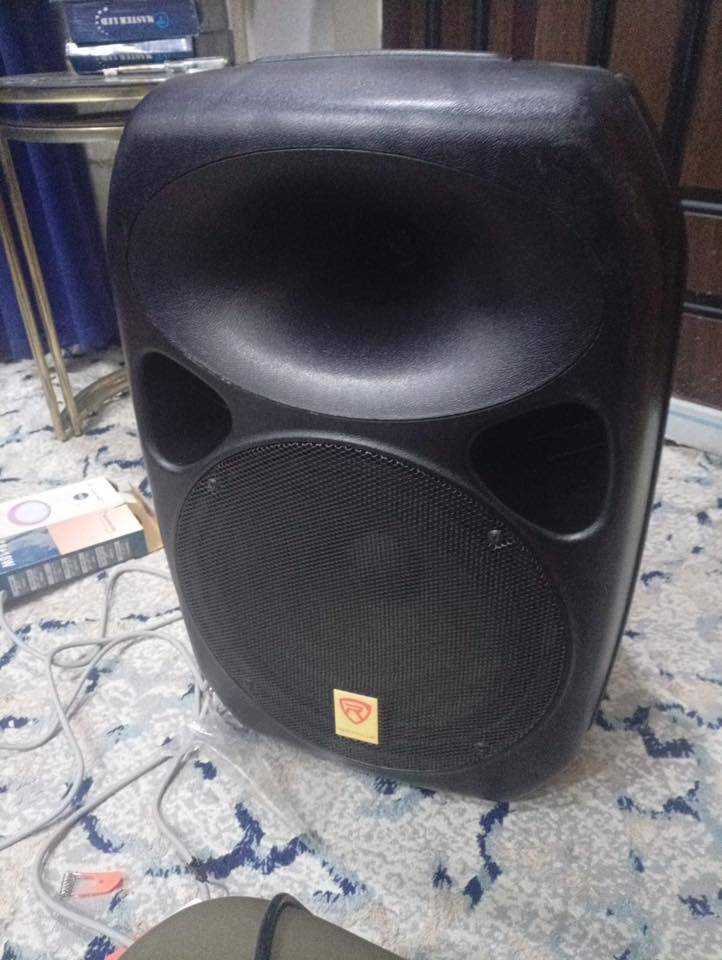 السلام عليكم سماعات عدد 2 ومايك وستاندات ماركة Rockville نضاف جدا وصوت عالي جدا  السعر 700$ قفل المكان بغداد الكرخ ‭***********‬
