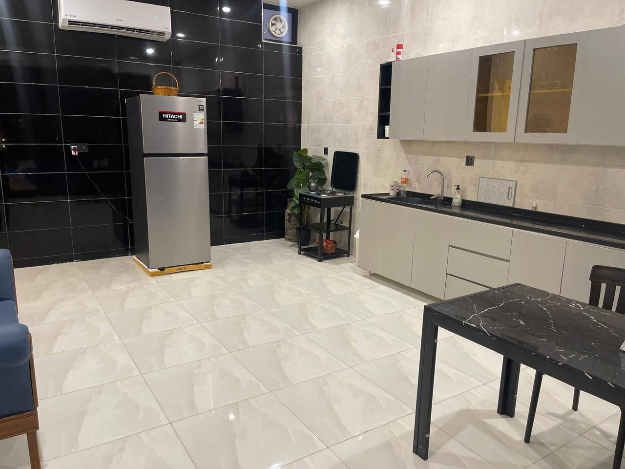 💎🌴 مزرعة لمار بغداد 🌴💎
✨ وجهتكم الأولى للراحة والاستجمام واللمة الحلوة ✨
📍 بغداد – الرضوانية، بالقرب من المطار
✅ موثقة على تطبيق أجرلي.
🌿 إذا تدور مكان يجمع الخصوصية، الهدوء، النظافة، والمتعة... فأنت بالمكان الصح.
🏡 مميزات المزرعة: 🛏️ غرفتا نوم + صالة مريحة.
🍽️ مطبخ داخلي ومطبخ خارجي مجهزان.
🚿 3 حمامات (2 داخلي + 1 خارجي).
🏊‍♂️ مسبح كبير (10×5) مع نظام فلاتر ألماني يعمل 24 ساعة.
🌳 جلسات خارجية مريحة بأجواء هادئة.
🔥 باربكيو متكامل للشوي.
🛝 ألعاب أطفال.
🏓 تنس طاولة وألعاب ترفيهية للكبار والصغار.
📶 إنترنت 4G.
⚡ كهرباء 24 ساعة.
🎉 مثالية لـ: 👨‍👩‍👧‍👦 اللمات العائلية.
🎂 أعياد الميلاد.
🎈 المناسبات الخاصة.
👥 تجمعات الأصدقاء.
🌙 سهرات الشواء والجلسات الخارجية.
🕒 أوقات الحجز: ☀️ اليوم الكامل: 10:00 صباحًا ⬅️ 8:00 صباحًا لليوم التالي.
🌅 الشفت الصباحي: 10:00 صباحًا ⬅️ 6:00 مساءً.
🌙 الشفت المسائي: 8:00 مساءً ⬅️ 8:00 صباحًا.
💙 عيشوا أجمل الأوقات، واستمتعوا بأجواء مميزة وخصوصية كاملة بعيدًا عن زحمة المدينة. احجزوا موعدكم من هسه وخلو ذكرياتكم الأحلى بمزرعة لمار بغداد.
📞 للحجز والاستفسار:
☎️ ***********
🌴 مزرعة لمار بغداد... راحتكم ومتعتكم تبدأ من أول لحظة. أهلاً وسهلاً بكم دائمًا. 💎
