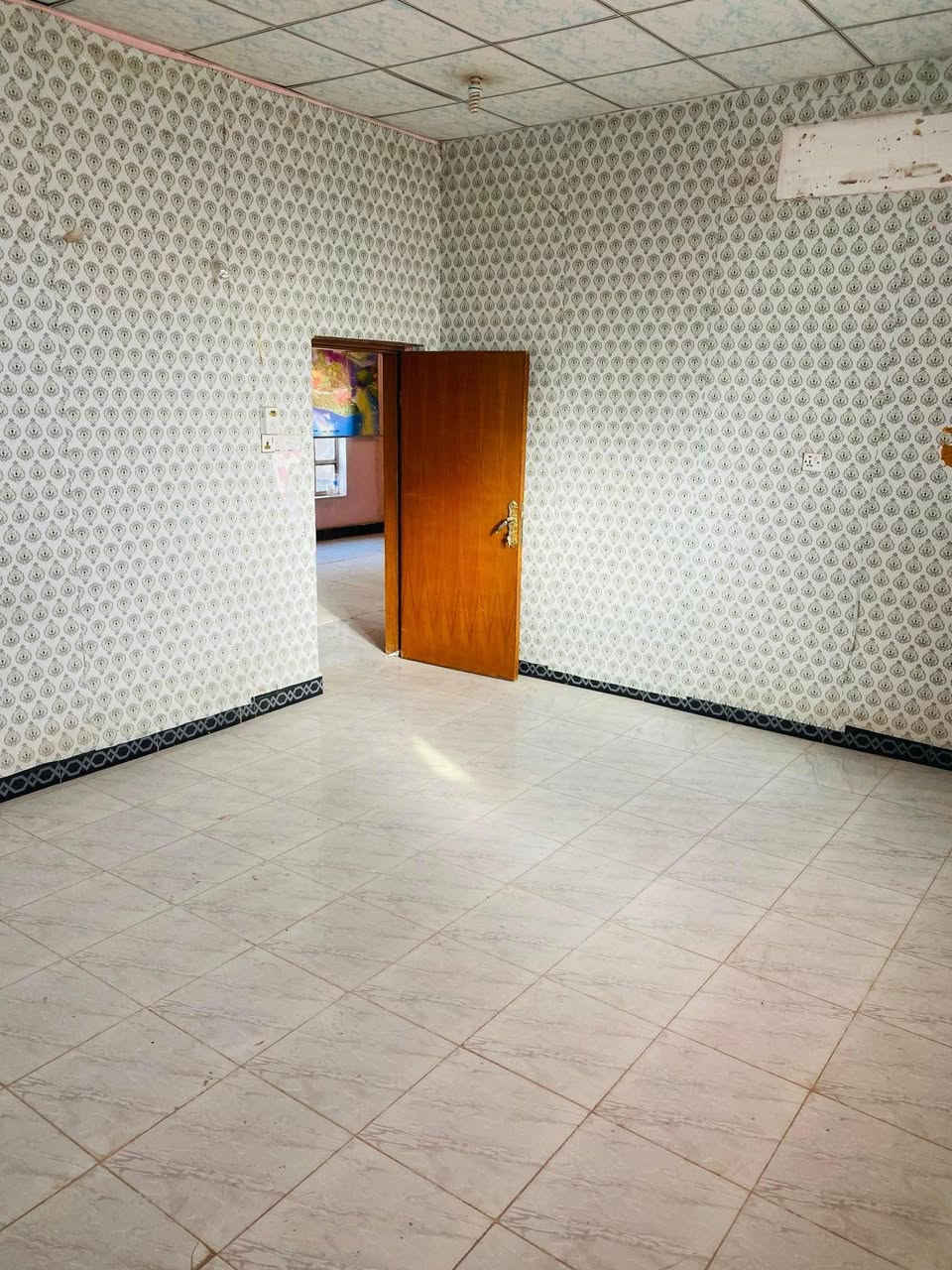 السلام عليكم 
بيت طابق ثاني فقط للايجار، غرفتين وكليدور ومطبخ وصحيات وسطح
موقعه حله شارع ٨٠ جهة كربلاء حي القضاة بالقرب من مسجد الرحمن ومجمع الحسن
البيت مفصول بدرج خارجي وباب منفصل نظيف جدا ومجهز بتانكي وسخان واناره والايجار ٣٠٠ بدون دلالية اني صاحب العقار
ومطلوب عائله صغيره للاستفسار اكثر ***********
