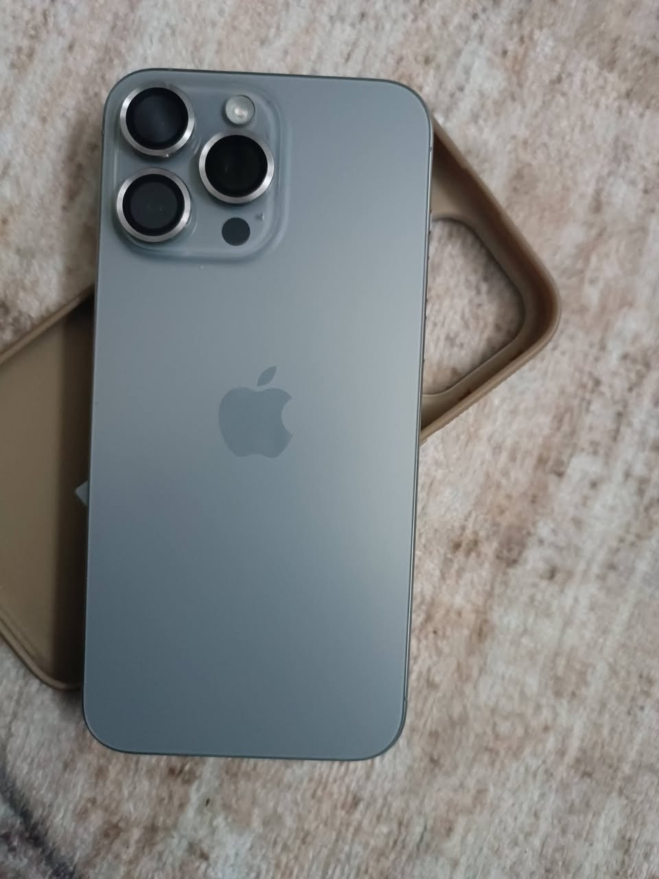 السلام عليكم
ايفون15برو ماكس 
بطاريه 88 
ذاكره 256
جهاز زلق مابيه ولاشخط جديد 
ماستر شرق اوسط كامل ملحقاته 
السعر 1100
الهاتف***********
