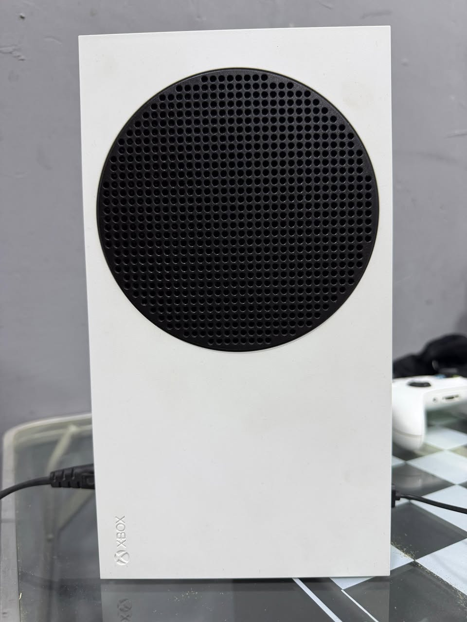 سلام عليكم 

( إكس بوكس سيريس إس) من شركة مايكروسوفت باللون الأبيض (Robot White). والنسخة الظاهرة في الصورة تأتي بسعة تخزين 512 جيجابايت من نوع SSD 
(كما هو مكتوب على الكرتون) لا يحتوي على مدخل أقراص 
بي شتراك هم مخلص بس  جهاز كلش نظيف امانت الله ومستعمله قليل. بي منزل بس جتي اي وكلف ديوتي كلشي ينزل على جهاز 
سعر خاص وسهله ان شاء الله  
مكاني بغداد الكاظميه المقدسه *********** وتساب 
أدمن بلا زحمه عليك وافق نشر ❤️
