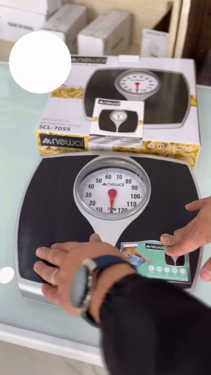 ميزان مكيانيكي من نيوال
الاستخدامات:

قياس وزن الجسم بدقة في المنزل.

مناسب للاستخدام اليومي ضمن الحمام أو غرفة النوم.

مثالي للأشخاص الذين يفضلون الميزان الميكانيكي التقليدي بدون بطاريات.

  

المميزات:

شاشة قراءة دائرية كبيرة وسهلة القراءة.

سطح مقاوم للانزلاق مصنوع من PVC الأسود لتوفير ثبات عند الوقوف.

تصميم كلاسيكي أنيق بزاويا مستديرة لزيادة الأمان.

لا يحتاج إلى بطاريات أو شحن – يعمل ميكانيكيًا بالكامل.

قدرة وزن تصل إلى 130 كجم(286 رطل).

قاعدة عريضة تمنح المستخدم استقرارًا إضافيًا عند الاستخدام.

  

محتويات الصندوق:

ميزان ميكانيكي Newal SCL-7055.

دليل استخدام بعدة لغات (من ضمنها العربية).

  

ملاحظات:

لضمان الدقة، يُنصح بوضع الميزان على سطح صلب ومستوي.

تجنّب استخدام الميزان على السجاد لأنه قد يؤثر على النتائج.

لا يُستخدم الميزان لتوثيق الأوزان لأغراض قانونية أو تجارية.

لا يُنصح باستخدام المنظفات الكيميائية على سطح الميزان؛ يُكتفى بمسحه بقطعة قماش ناعمة.

ابعاد المنتج:(31306)سم

ابعاد غلاف المنتج:الطول 32 سم العرض 31 سم الارتفاع 7 سم


**إذا كنت صاحب هذا الإعلان وتريد حذفه لأي سبب، رجاءا أرسل رسالة إلى الدعم الفني**