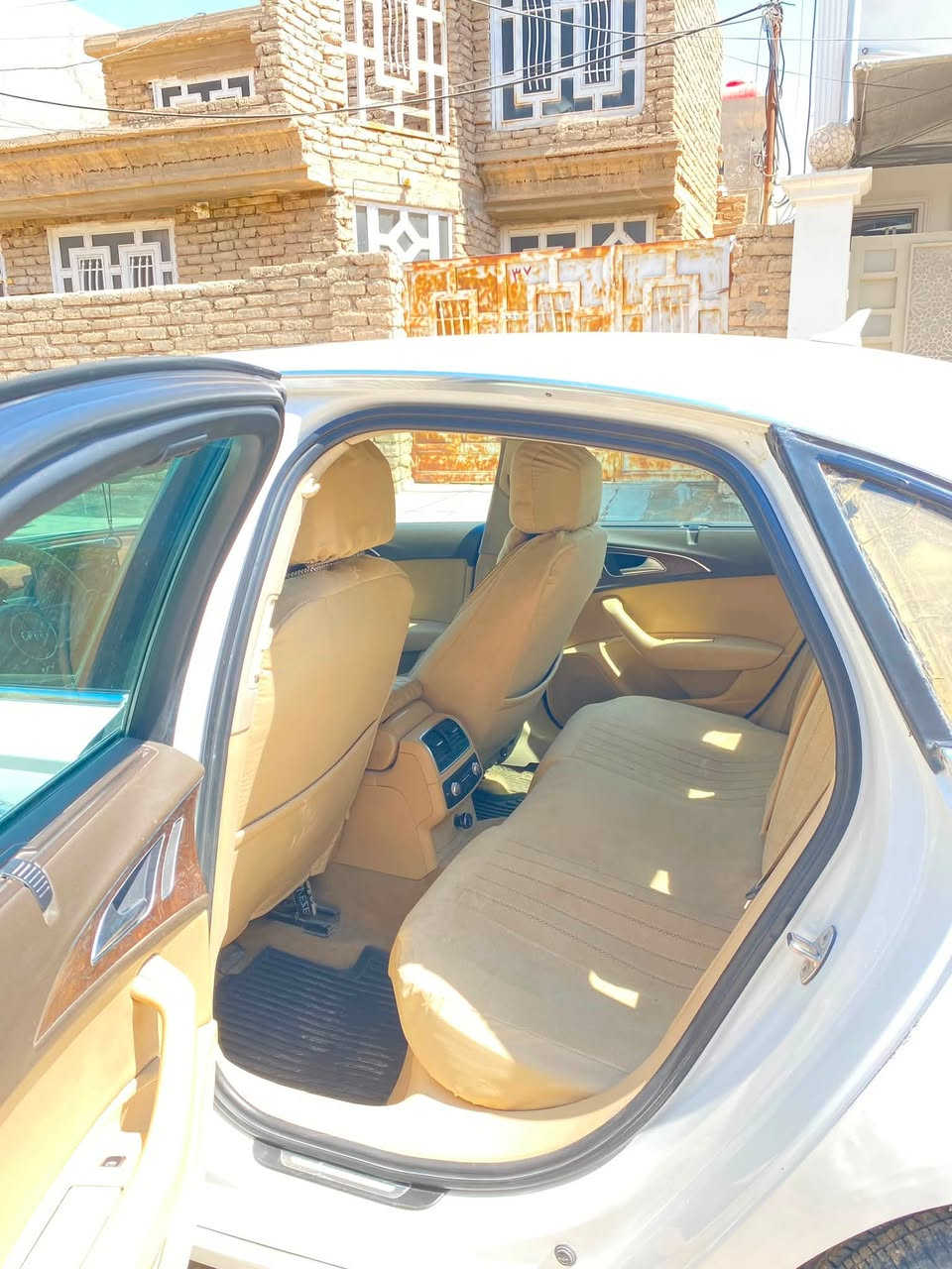 اودي A6 موديل 2012
محرك 6V (صوت چكچكة بالمحرك) 
تبريد 3 قطع 
مقاعد جلد ميموري تحكم كهرباء 
فتحة سقف بانوراما 
السيارة فول الفول من ناحية المواصفات 
سعرها 7،600$ قفل ، وحگ الجية علية 
راسلني ادزلك السونار  ، مبدل بيها بنيد وبابين اليمين 

*********** .
