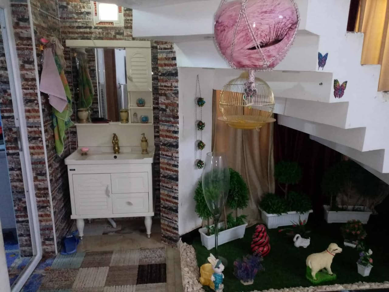 سلام عليكم بيت طابقين طابو صرف تحويل مباشر البيت طابقين المساحه 150 وجه 7 ونص والنزال 20 المكان الجمعيه بي 4 غرف نوم صاله ديوانيه البيت نضح بلصوره غرفه في الطابق الرضي 3 غرف في الطابق الثاني البيت كامل مكمل الداخل كله كامل مثل ماموضح بلصور ماعده الوج ماملبوك رقم الدار 2244 البيت مسحوب علي عقار باقي 11 مليون تريد ابو البيت يسد او انته تخصمه من السعر وتسدت انته 
السعر 86 وبي مجال 
اتصل على صاحب الدار 
*********** 
***********
