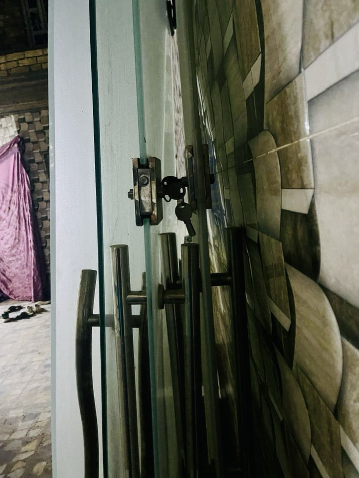 السلام عليكم 
أبواب زجاج تعتيم درجة أولى عددهن 4 
للبيع بسعر يرضي بي الله وتعال اخذهن مكانهن بغداد 
***********
