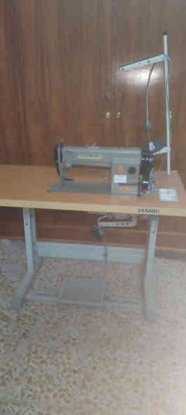 السلام عليكم اخوان عندي هاي المكينة خياطه صناعيه جديده مامستعمله للبيع السعر250 وبيها مجال للتواصل ***********
