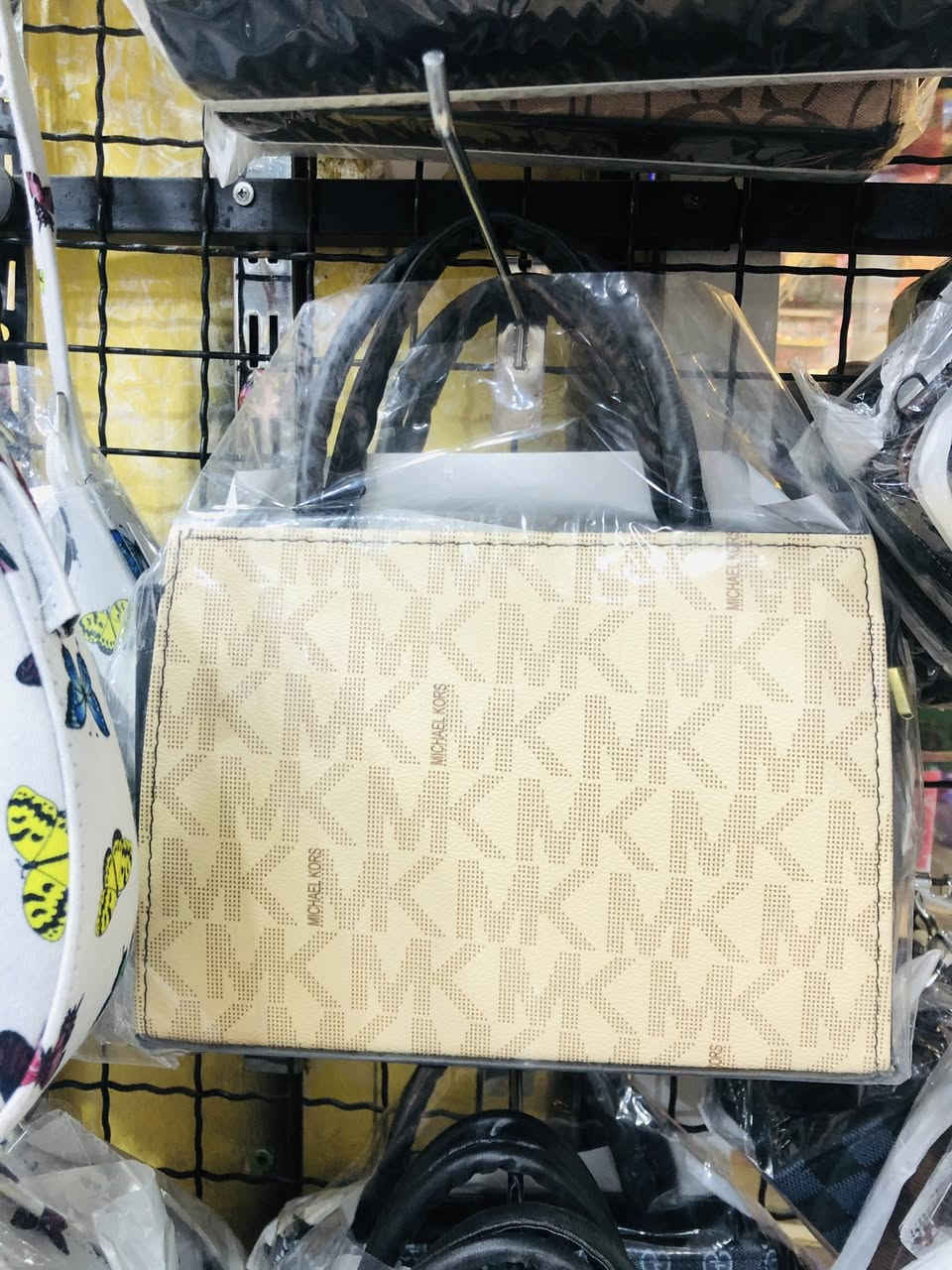 #مجمع_بيت_الاسرة_تم_وصول_بضاعه. 
#تخفيضات_ناااااااار .    
# تحطيم_بعالم_الأسعار ‏ ‏السعر ٣،٥٠٠. 
العنوان -رمادي  -شارع عشرين فرع مقابيل  حلويات العيد رقم هاتف ***********  
الاسعار داخل كل صور يوجد خدمه توصيل
