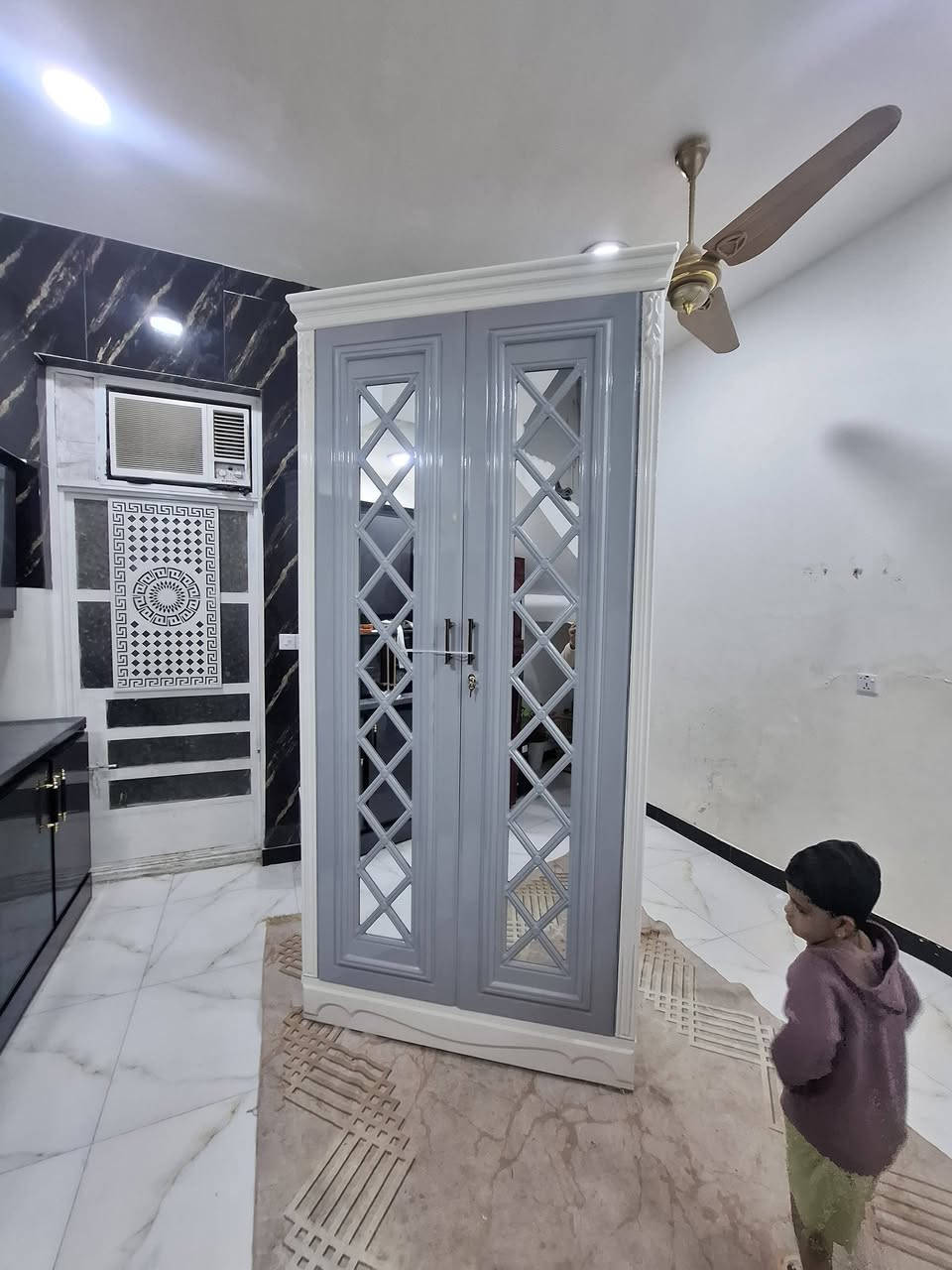 كنتور بابين جديد للبيع 
خشب صاج عراقي تكمة 
الوجه سي أن سي السعر 250 بي مجال بسيط 
مكاني بغداد العبيدي 
***********
