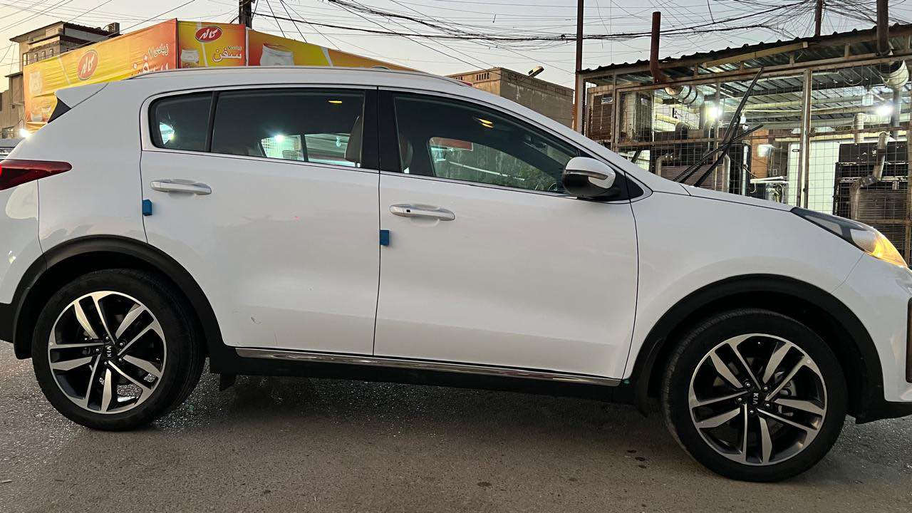 السلام عليكم 
سبورتج 21 خليجي شركه الدولة
ماشيه :85 الف
اللون ابيض 
المواصفات: بصمه
 تحكم استيرن 
مري كهرباء
حساس امامي خلفي
شاشة كبيرة كار بلي
تشغيل عن بعد
ملاحظه: بيها صبغ ربع دعاميه الاماميه + حالوب جداً جداً بسيط 
السعر:200 وبيها مجال بسيط
مكاني بغداد البياع
رقم الهاتف للأستفسار واتساب او شريحه:*********** بغداد, العراق
