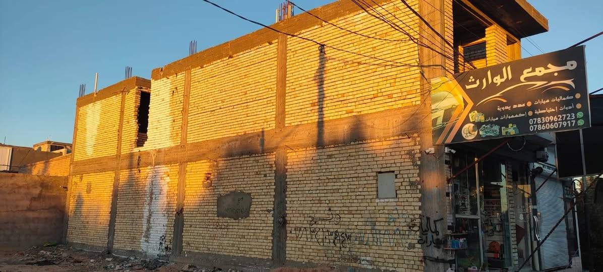 السلام عليكم 
عقار تجاري للبيع شارع ميلاد نصر يحتوي على محلات عدد ٢ وشقه المساحه ٢٠٠م يحتوي وارد شهري العقار مطلوب للبلديه 
للاستفسار ***********
