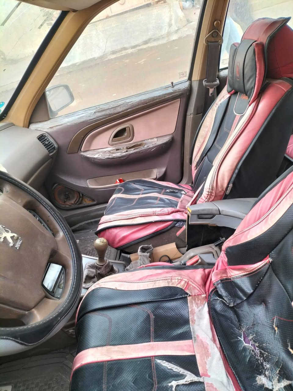 السلام عليكم بيجو للبيع 405 موديل2013 كشره نظافته60% النواقص غرفته تعبانه يرادله تخم تاير طبعاً المحرك جديد شاده بس صار بيه كازكيت / دبلات أمامي خلفي جديد صدر جديد كلج جديد قمجي طبي جديد بولبرنات تخم اربع جدد درايم شفتات جدد افجوج خلفيه جدد منظومة تبريد كامله جديدة غرامة وهيئه شكد تطلع ينقطع من سعره رايده27  ورقه الجاد يتصل***********
