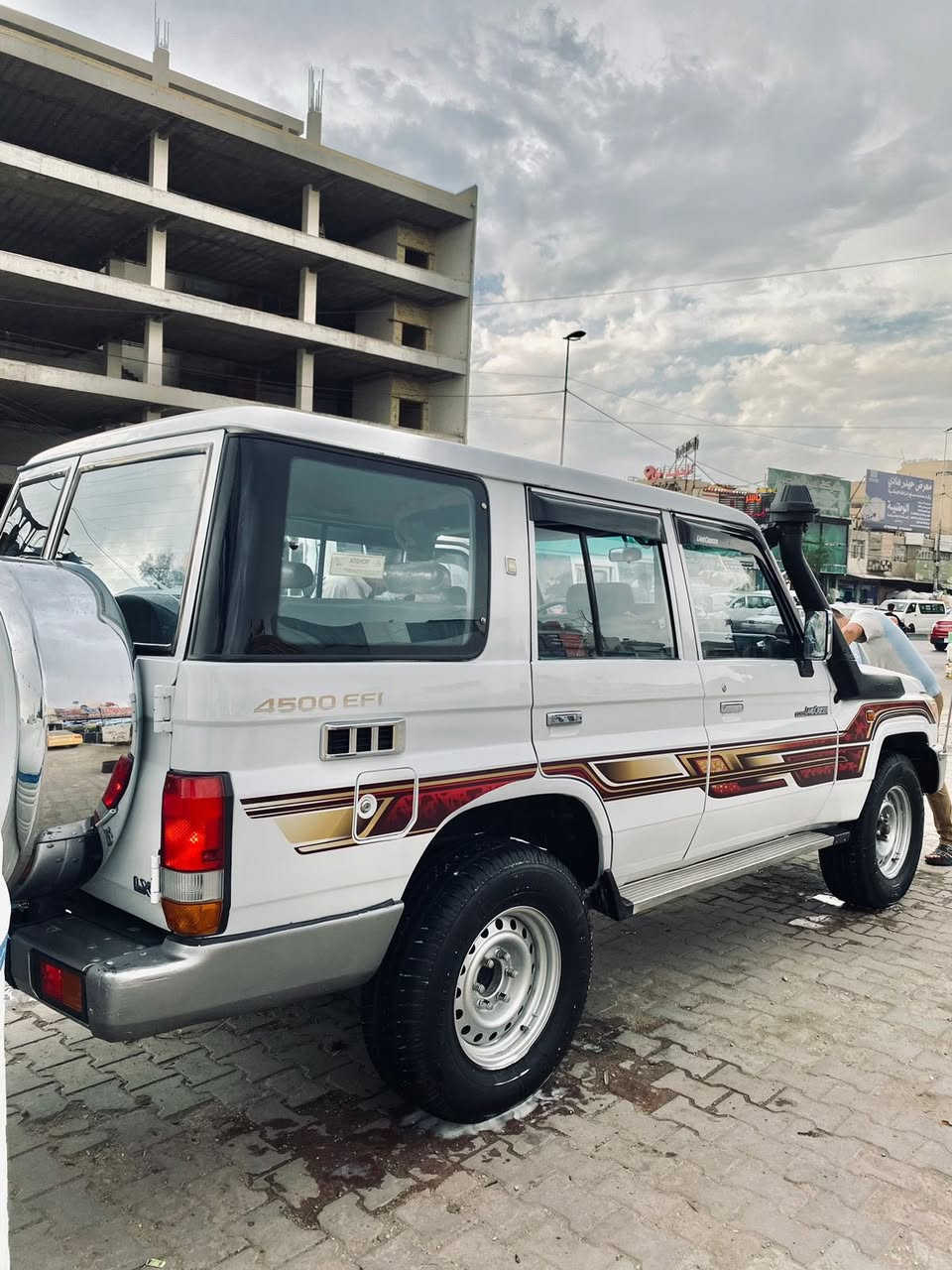 السلام عليكم سياره لاندكروز موديل 1991 للبيع امحدثة 2023 كير او مكينه 3000 جدد الصدر وره او كدام جديد تدفئه او تبريد جديد تخم تاير او ويل كب جديد  رقم إنكليزي جديد السياره جاهزه دينار متحطلها مكان السياره علي الصالح مقابل مرور الطوبجي السعر120 للاستفسار ***********
