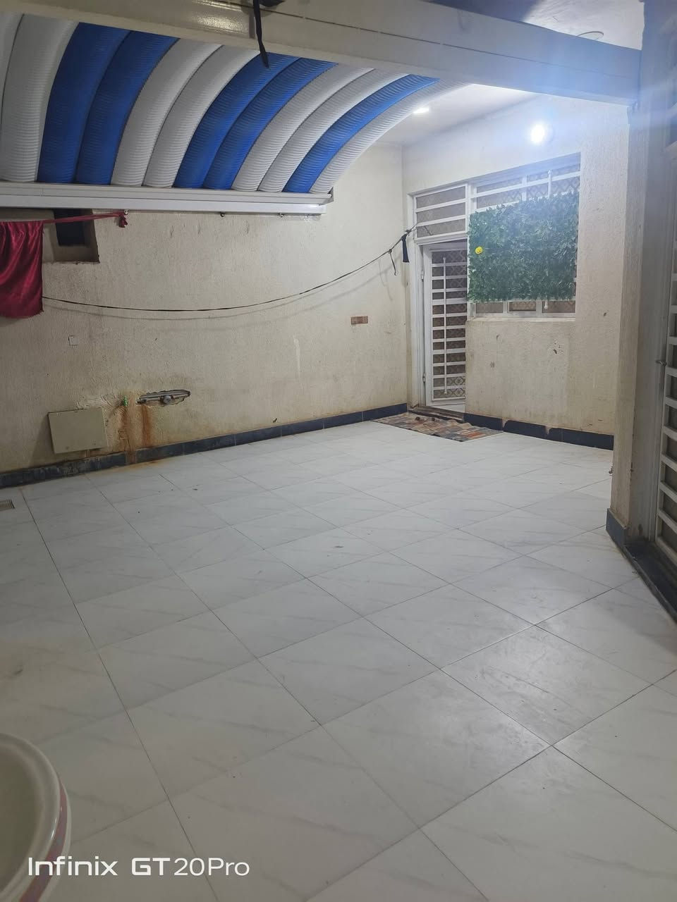 بيت للبيع مساحة 180 متر، العنوان حي الشهداء قرب جسر الزهور وخلف إسالة الماء، بيت بصف الركن،
طابقين، الطابق الأول كونكريت، يتكون من غرف نوم عدد 2+مطبخ +صالة+أستقبال +كراج سيارة +مجموعة صحية داخلية وخارجية
أما الطابق الثاني عكاده يتكون من غرف نوم عدد 2 +صالة
بناء سنة 2023
واجهة 9، نزال 20 
قابل للبيع مع الأثاث أو بدون الاثاث 
السعر خاص أو الأتصال ع الرقم
***********
