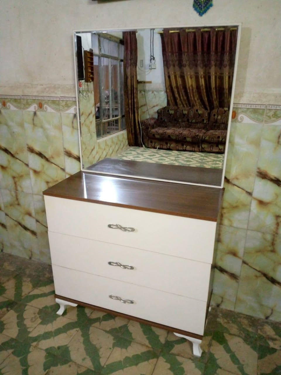 ميز مرايه نضافه انته تقيم سعر مع توصيل ٥٠  عنواني حي عامل منطقه ثانيه رقمي ***********
