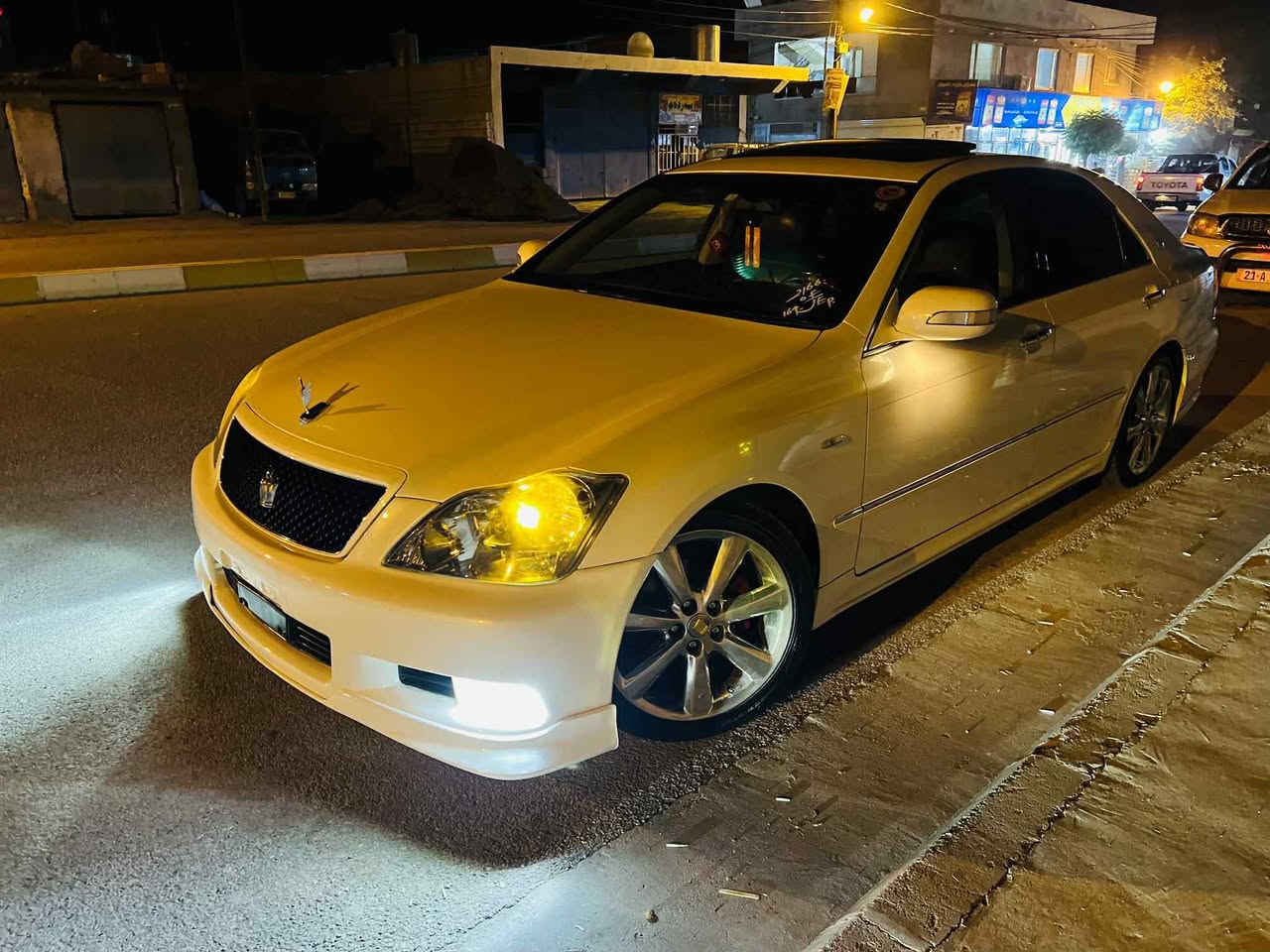 تیوتا كراون شاهين حالة ممتازة جداً، بدون أي كسر أو عيب.
الموديل 2005 فل مواصفات، الصبغ أصلي بالكامل (صفر صبغ).
محوّلة كارتون أمامي إلى موديل 2007.
رنجات ستيل، مرايا بإشارات، فورميكا حمراء، مقود خشب.
السيارة نظيفة جداً ولا يوجد فيها أي صوت أو مشكلة (صفر صفر).
الموقع: العراق – السليمانية.
رقم موبایل:***********
