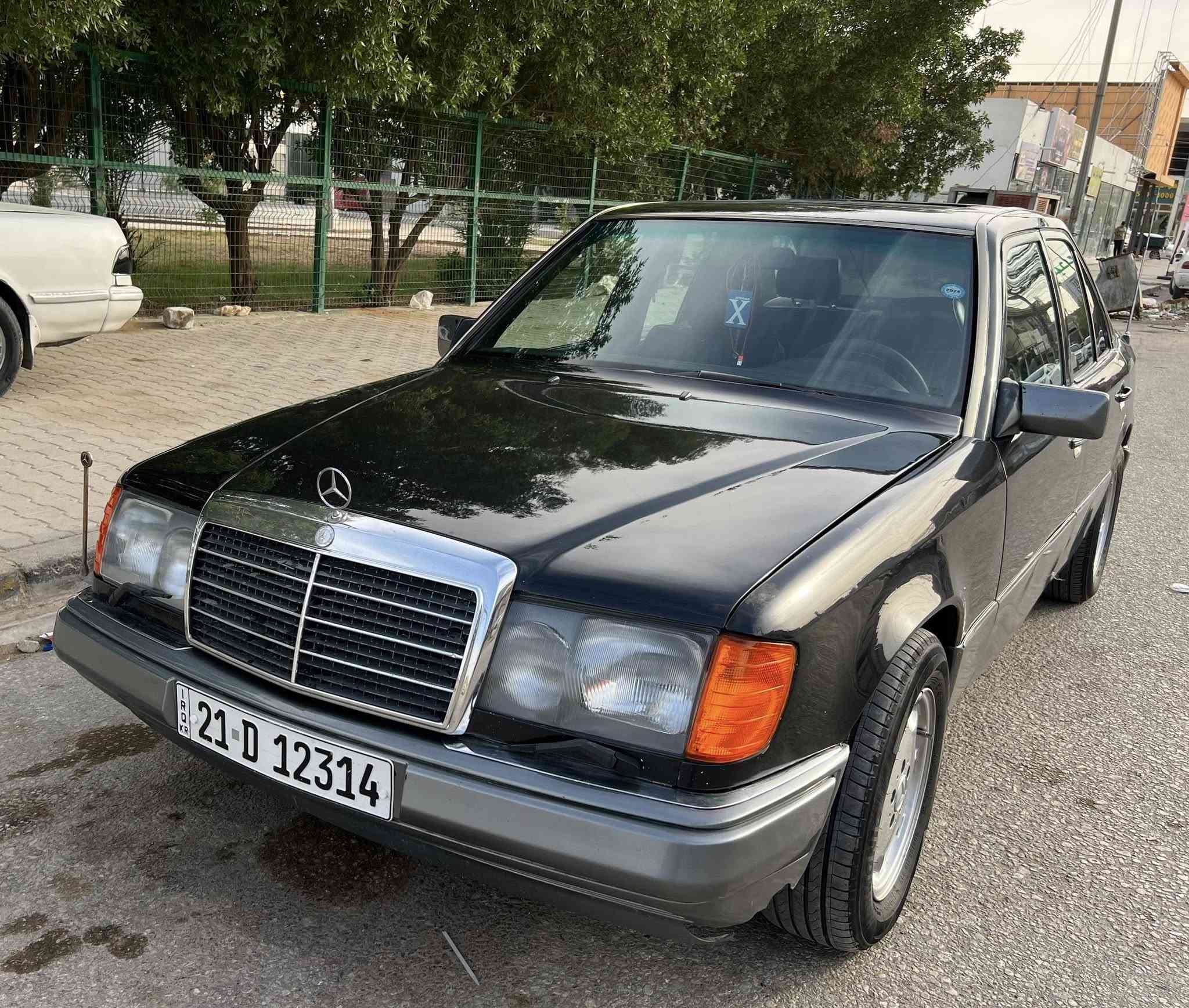 سلام عليكم . مارسيدس دب موديل 91 اللون أسود مصبوغ عام محور 3000vvti فيشتين قواعد بلاد سنتر لوك جام كهرباء آريل كهرباء كشنات جلد  كشن السايق كهرباء ويل تفاحة باتري جديد داينمو حاوية غير متواجد ع النت موبايل *********** عنواني نجف السعر67وبيها مجال بسيط
