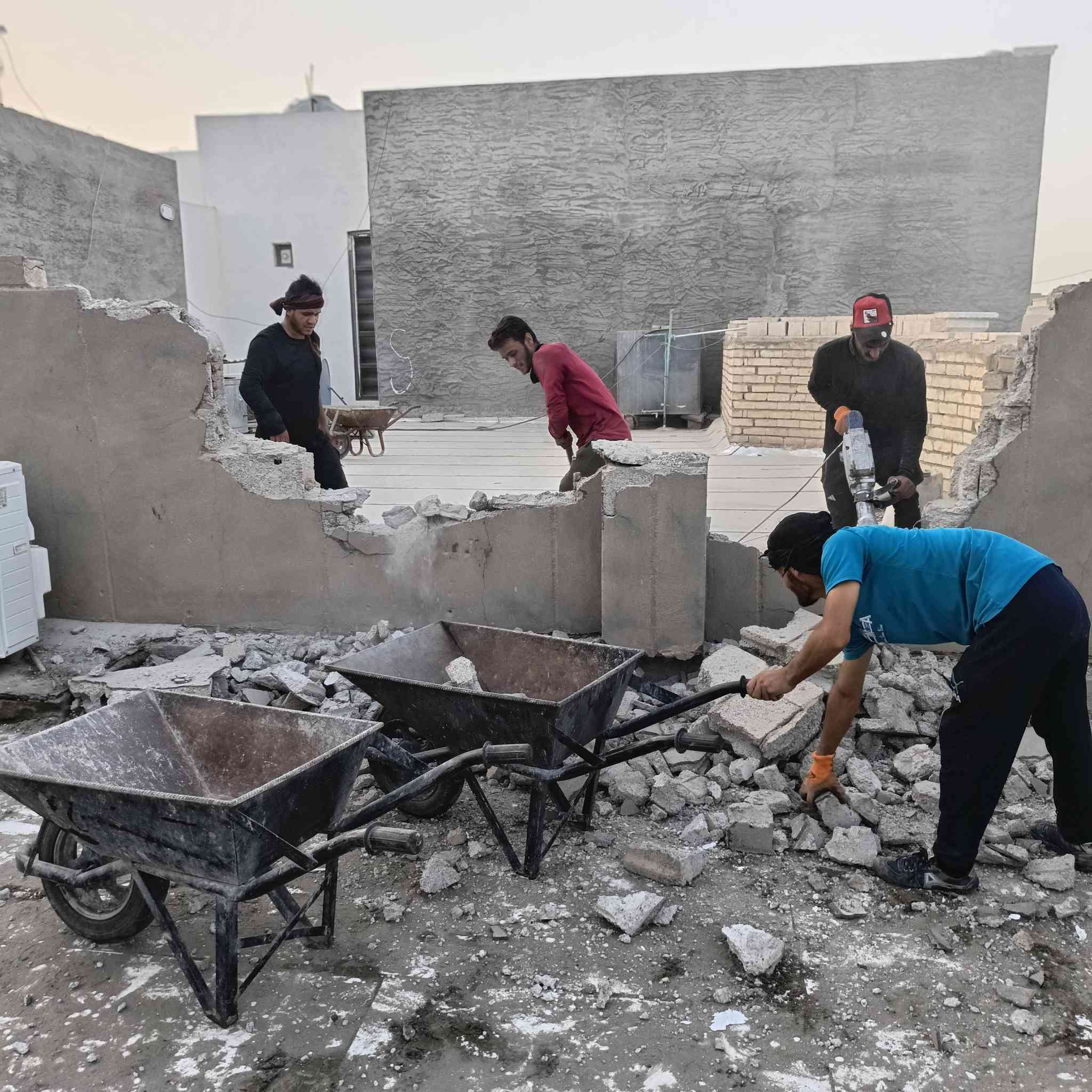 سلام عليكم  /  يوجد كادر عمل جاهز /  تصعيد مواد /  تنضيف بيوت /  تفليش /  تكشيط /  دفن نهري /  شقلنه ليل ونهار /  ومعداتنه جاهزه  ومالك دخل بكلشي تأخذ شقل جاهز مني سلمني شقل وتأخذ شقل جاهز / ماعليك بس تصال على رقم /// ***********
