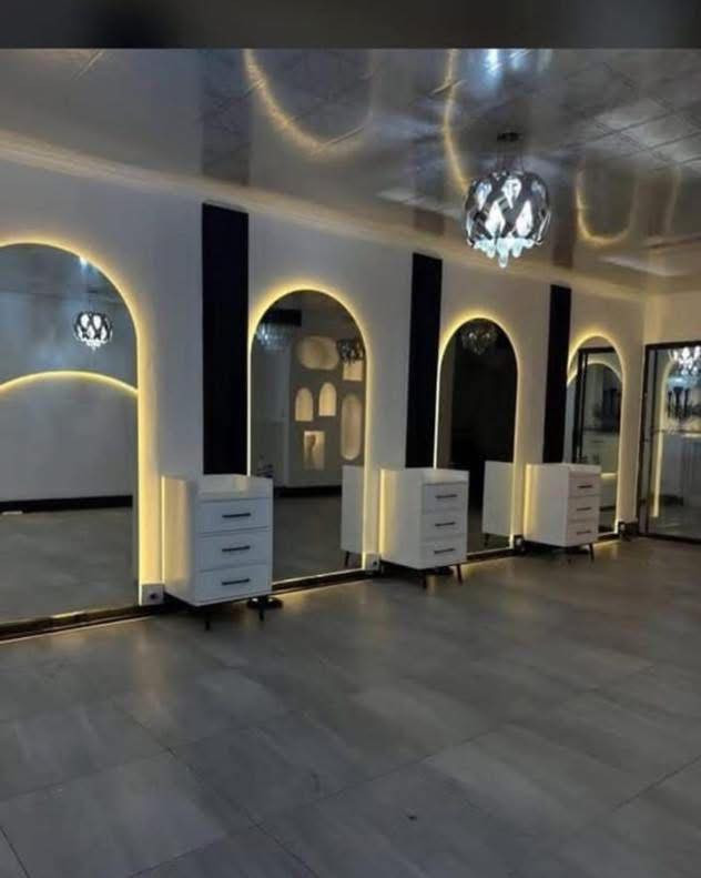 تركيز على الفخامة والاحترافية (رسمي)
هل تبحث عن التميز لصالون الحلاقة الخاص بك؟ نقدم لك أحدث تصميمات
✅ تصميم عصري: منحنيات انسيابية تضفي طابعاً فريداً للمكان.
✅ عملية ومتكاملة: أدراج واسعة للتخزين، أماكن مخصصة للمجففات والماكينات، وإضاءة مدمجة لراحتك.
✅ جودة عالية: خامات خشبية ممتازة تتحمل الاستخدام اليومي الشاق.
ارتقِ بمستوى صالونك واجذب المزيد من الزبائن بديكور يليق بهم.


**إذا كنت صاحب هذا الإعلان وتريد حذفه لأي سبب، رجاءا أرسل رسالة إلى الدعم الفني**