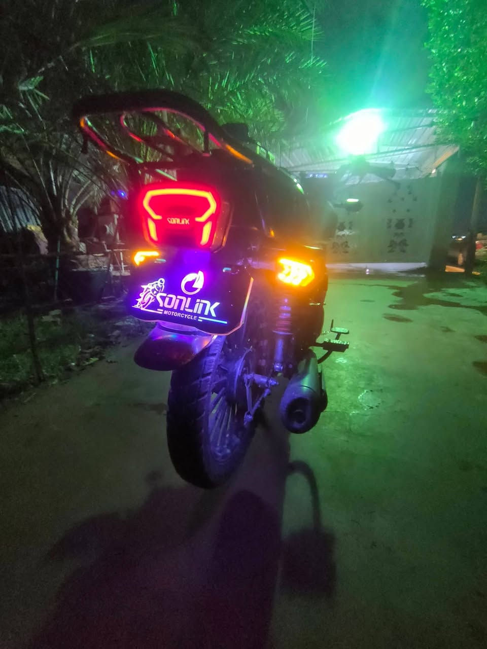 سلام عليكم سيفان 2024 دراجة درنفيس ممدود عليهة على البلاد ماشية 8  تالف بس نقص وقية مال زنجيل الباقي كلة شغال شخط مابيهة مكاني بغداد الحسينية مال راشدية رقم *********** بي وتساب السعر 725 وبيهة مجال
