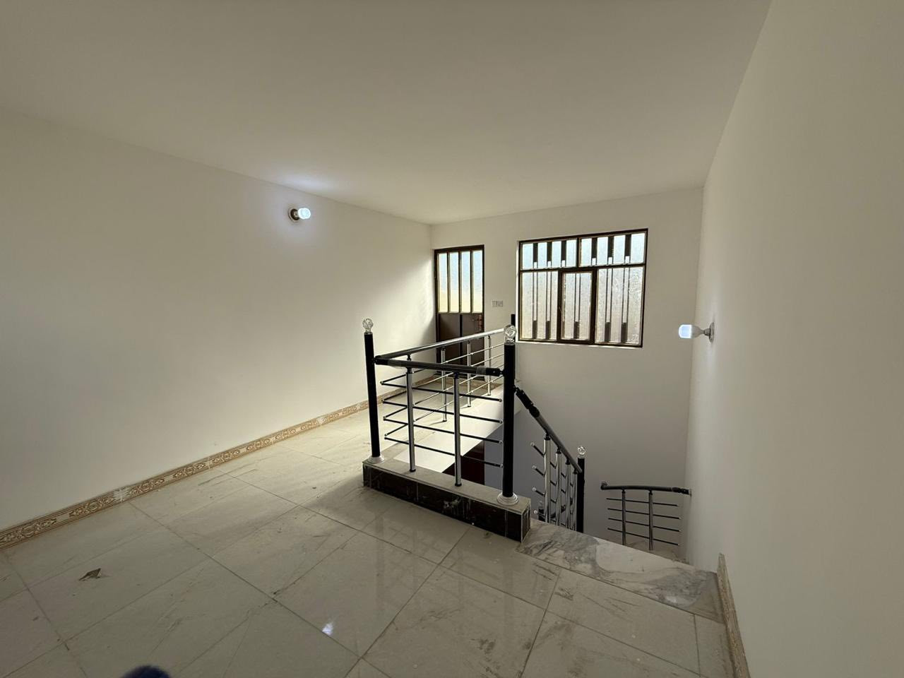 بيت للبيع مساحة 80 متر 
الطابق الأرضي 
خدمات خارجيه 
البيت مدخلين 
استقبال 
وصالة وحمام وغرفه نوم ومنور 
الطابق الأول 
غرفتين نوم وصالة وخدمات 
الطابق الثالث بيتونه وسطحين 
بيت جديد بناء سنة ٢٥ 
حي اور فلكة صباح الخياط 
قرب المركز الصحي لطب الأسنان في الشعب 
وقرب الملعب الخماسي 
السعر ٢٦٥
موبايل 
***********
