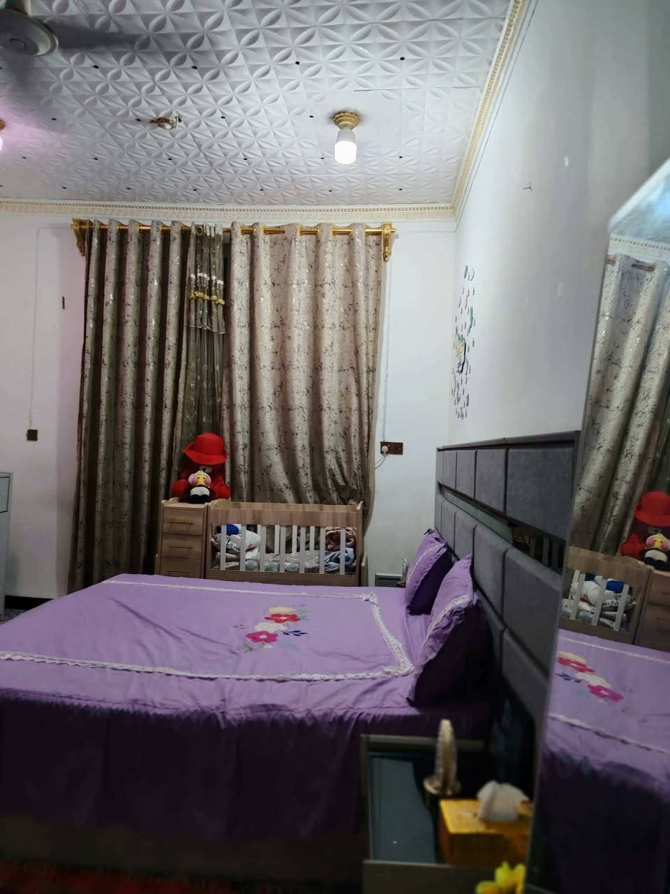 ​🏡 بيت حديث للبيع - الحلة (حي البكرلي الرابعة) 🤨
بيت مميز، نظيف جداً، وبناء حديث متكامل الخدمات، 

​📌 تفاصيل العقار الأساسية:

​المساحة: 200 متر مربع.

​النوع: صلاح زراعي (مضمون: مرفوع اسمه للبلدية عن طريق مؤسسة الشهداء).

​الحالة: بناء حديث، البيت كلش حلو، نظيف، ومرتب جداً.

​🧱 التصميم الداخلي (تقسيم الغرف):

​الطابق الأول: استقبال + صالة واسعة + مطبخ + غرفتين نوم + الملحقات الصحية.

​الطابق الثاني: غرفة نوم + صالة.

​⚡ الخدمات والموقع:

​الخدمات الأساسية: ماء + كهرباء مستمرة + شبكة مجاري متكاملة.

​الخدمات الإضافية: خط مولد ذهبي.

​الشارع: القرب من التبليط مسافة 6 أمتار فقط.

​💰 السعر وطريقة التواصل:

​السعر: 49 مليون دينار عراقي (وبي مجال قليل للشراي الطيب).

​المكان: بابل - الحلة - حي البكرلي الرابعة.

​📞 للاستفسار ومعاينة البيت:

​للمزيد من التفاصيل والاتصال المباشر (أو المراسلة عبر الواتساب):

👉 ***********

​ملاحظة: يرجى الاتصال هاتفياً أو عبر الواتساب لسرعة الرد.
