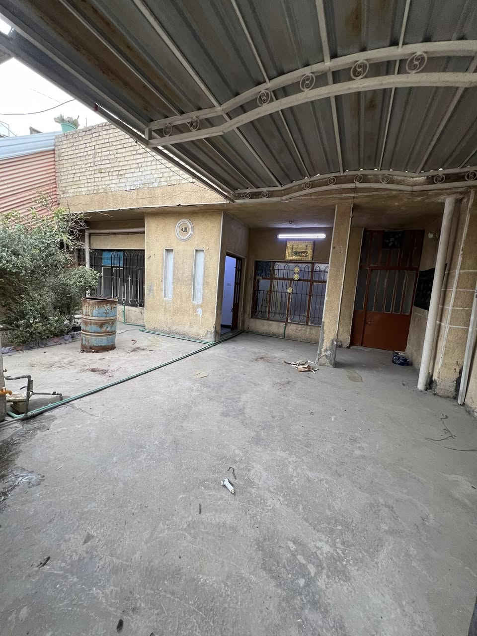 السلام عليكم بيت مساحه 200 متر طابقين طابو صرف ابو دشير شارع الضغط بالنهايه الضغط ***********
