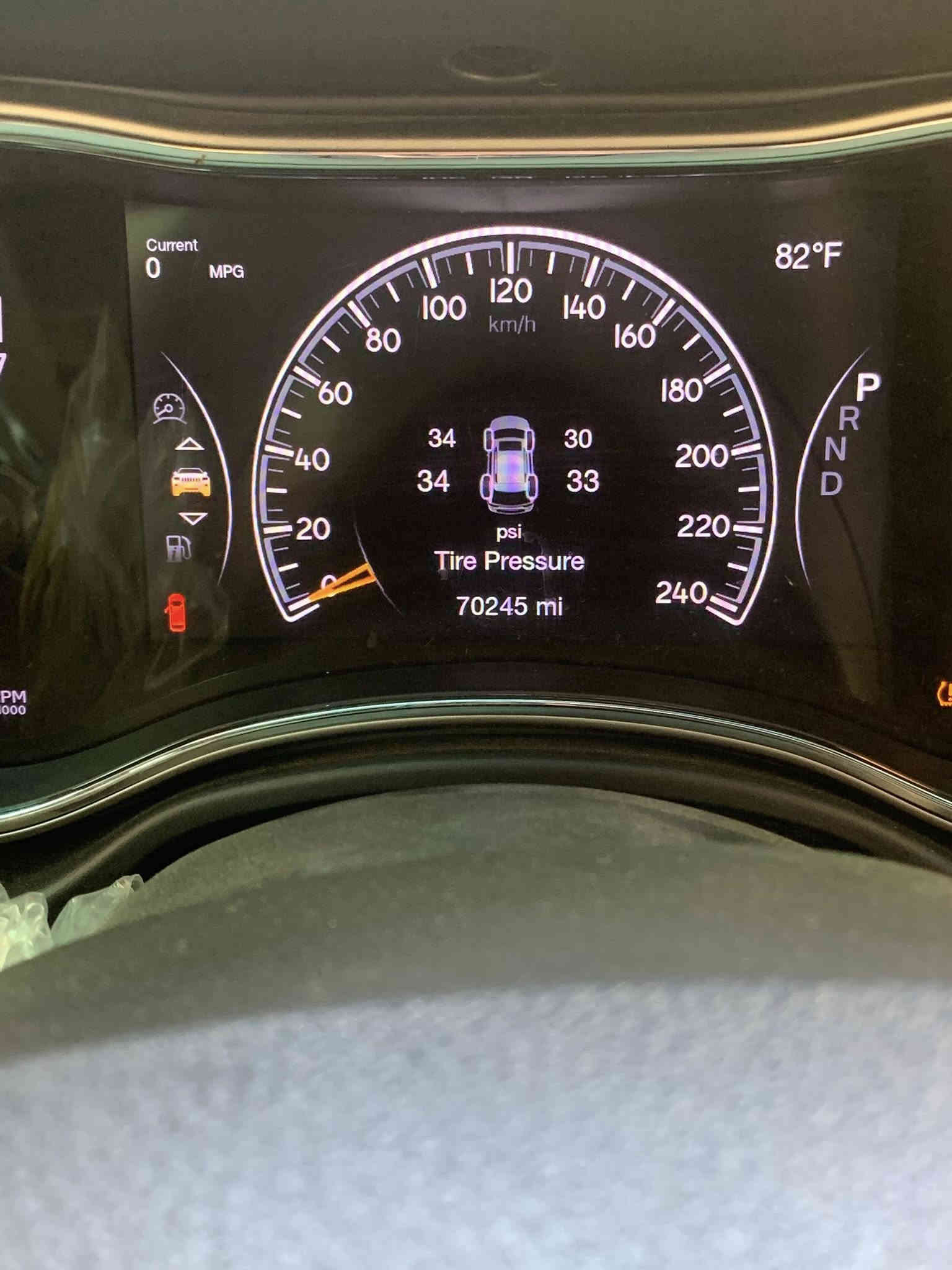 السلام عليكم جيب شيروكي موديل ٢٠١٨ نص فول سيارة نضيفة كلش واريد أمريكي ضربتهة خفيفة جاملغ و ربع البنيد  سيارة ماشية ٧٠الف  لون نيلي تشغيل عن بعد. حساسي ايرباك سليم هواي مواصفات بيهة سعر ٢٢٠ وبيهة مجال الموقع بغداد ام الكبر رقم الهاتف 
***********
