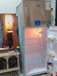 ثلاجه شيربو جديدة استعمال قليل ١٢ قدم 200 07772061015