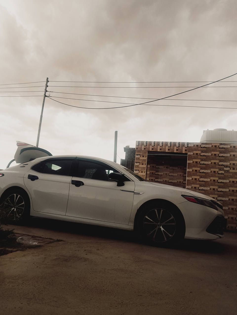 السلام عليكم ورحمة الله وبركاته  
 —مراوس بموديل احدث--

تويوتا كامري.        — Toyota Camry 

‏‎وراد أمريكي.     —  دركه راجع سستم  

‏‎الموديل                —  2018 

فئة                       —  LE   

حجم المكينه         —  V4/2500 

‏‎اللون                     —  ابيض  
 

حالة السياره.    — جاملغ عكس السايق بي بارد شبر بنيد معمر ومصبوغ

‏‎ المواصفات المعروفه  

رقم السياره    — بغداد

‏‎موقع  السياره — الانبار حديثه

‏‎للأستفسار
***********
