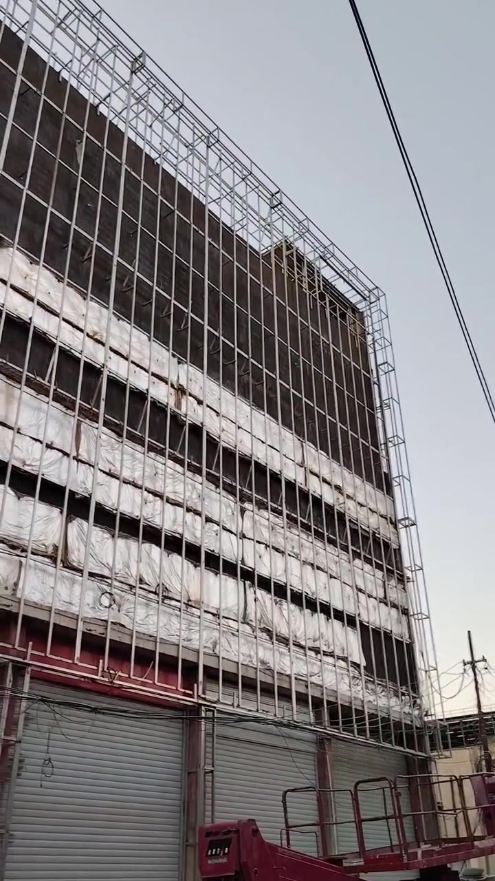 ستائر معدنية  ( ألمنيوم) تكون مثبتة داخل وحدة الزجاج ، طبقتين من الزجاج، بحيث تكون محمية بالكامل من الغبار والعوامل الجوية ، يُستخدم كثيراً في الأبواب والنوافذ الزجاجية، خاصةً في المباني السكنية والمكتبية
✅ مظهر فاخر وحديث
✅  لا تحتاج لتنظيف دوري، لأنها محمية داخل الزجاج
✅ تحكم في الخصوصية والضوء
✅ عمر افتراضي طويل وسهولة استخدام 
جميع انواع الواجهات بورسلين فرونتك 

📞 احجز استشارتك المجانية الآن ودع فريقنا يساعدك في اختيار الأنسب لمشروعك.
***********  
***********
نينوئ / جميع انحاء العراق 

#نجاة_كروب #كيرتن_وول #واجهات_زجاجية #ألمنيوم #تصميم_واجهات #تخفيضات
ستائر معدنية  ( ألمنيوم) تكون مثبتة داخل وحدة الزجاج ، طبقتين من الزجاج، بحيث تكون محمية بالكامل من الغبار والعوامل الجوية ، يُستخدم كثيراً في الأبواب والنوافذ الزجاجية، خاصةً في المباني السكنية والمكتبية

