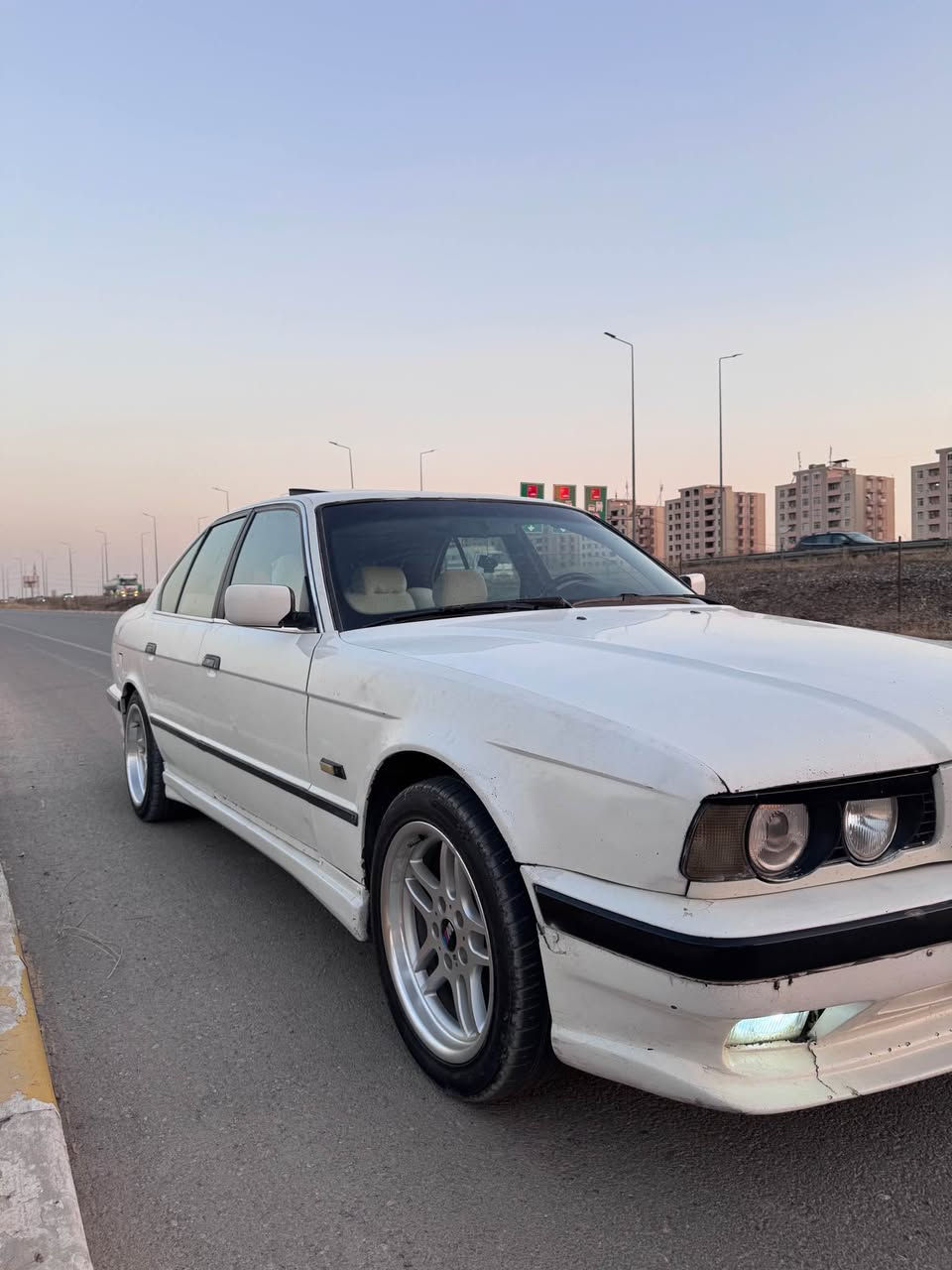 BMW 1991 525i 
مەکینە کەپسی گێر عادی
دووپارچەی سبوغە بەس پەمپە بێ لێدران
سلایت دوو جام کارەبا
بۆنیتو پێش کراوە بە 1995
چوار تایەو ویلی نوێ 
مەکینە بەشەرت 
توندو تۆلە 
تەبرید بەشەرت
کارەبایات بەشەرت
وتساپ
*********** أربيل, العراق

