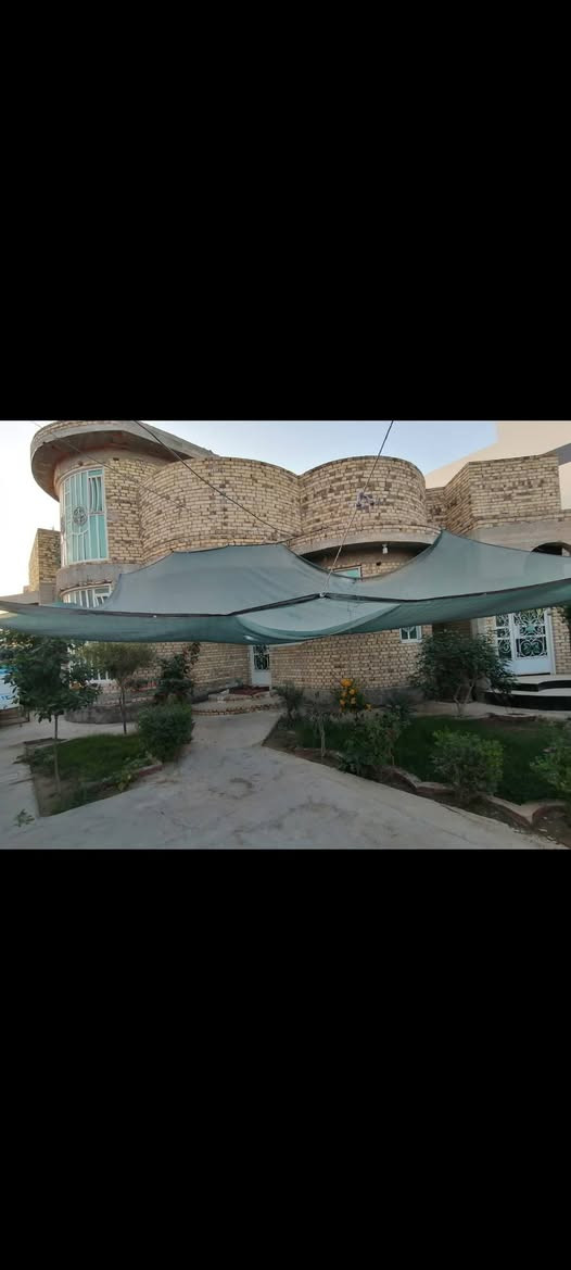 السلام عليكم بيت طابو زراعي ركن  يقع شارع  20م بمساحة  280 متر مربع بناء طابوق وكونكريت طابق واحد يحتوي على مشتملات
١.مطبخ
٢.صالة+درج دور
٣.اسقبال كبير
٤.غرفة نوم واسعة عدد٢
٥.مجمع صحي داخلي+مجمع صحي خارجي
٦.كراج
٧.حديقة
٨.ممر على شكل حرفL
 ٩.بيتونة بمساحة الصالة
خدمات كاملة ماء+مجاري+تبليط +معاملة جاهزة للتطويب ي
قريب جدا عن شارع جامعة القادسية

للاستفسار ***********
