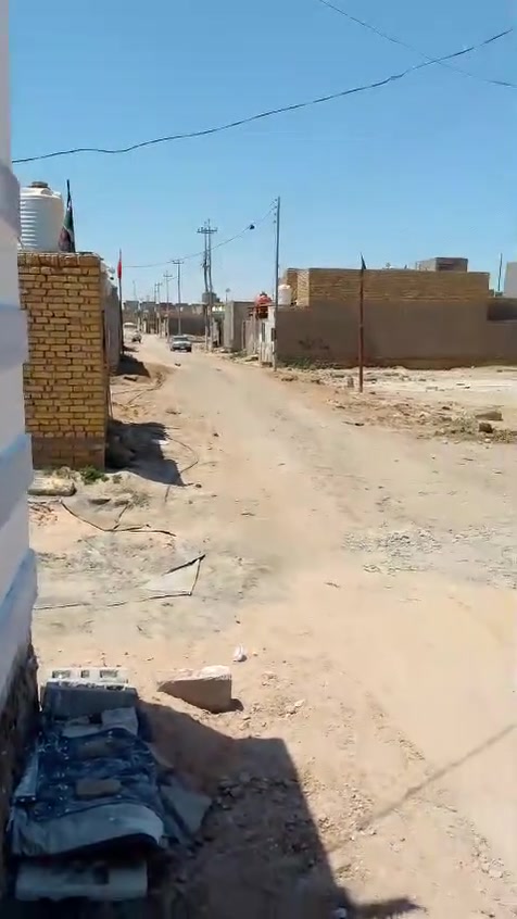 سلام عليكم بيت للبيع مكان جامعه ذي قار بلصخين مقابيل الطاقه
مساحه البيت 200متر يبعد 300متر عن السايدين  شارع مال 10متر ماي وكهربلا متوفر بيت جديد بناء بلوك شمالي عكاده بيت مرتب وعالي عن الشارع الشراي تعال خاص او اتصل ***********
