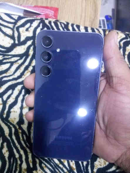 السلام عليكم سامسوك كلكسي A55. G5 للبيع جهاز نضيف  مطاب تصليح تعال وفحص بيدك سعرة ٣٠٠ وبي مجال شي قليل ***********
