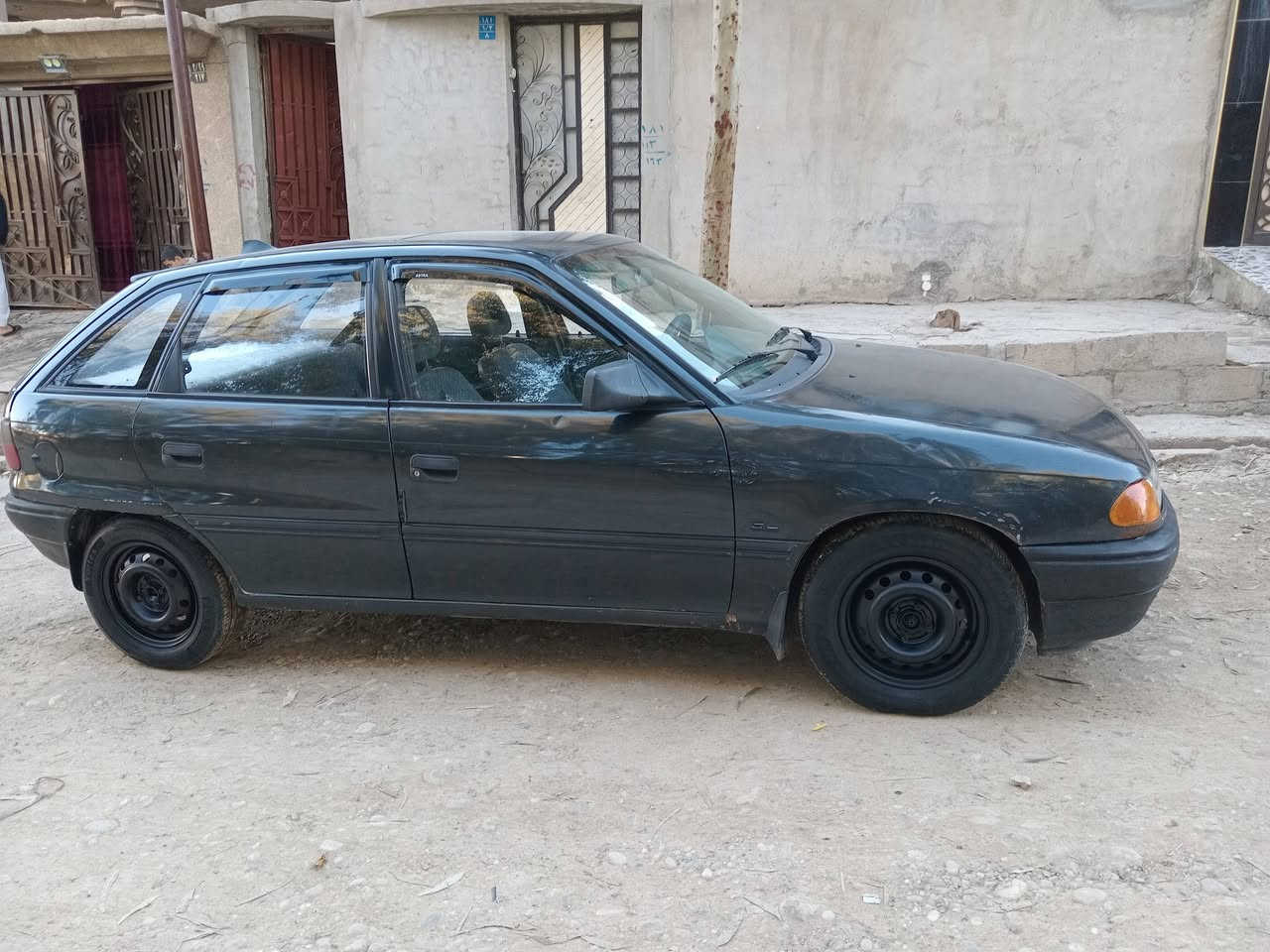 السلام عليكم
استرا حجم ١٦ موديل ٩٣ محرك كير شرط باتري جديد قفل مركزي شاشة مطوزة تقحيل سنوية الى ٢٠٢٧ كابون بانزين ورقي شرط التحويل السعر ٤٢ 
العنوان موصل الايمن قرب دورة الرسالة 
***********
***********
