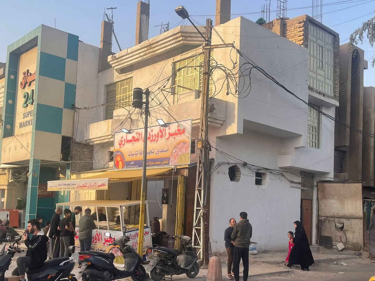 سلام عليكم بناية تجارية ركن مربعة للبيع تحتوي على ثلاث محلات وشقة قطاع ٢٤ مجاور دكتور صادق الموسوي وارد الشهري مليونين و١٠٠ الف وقابل للزيادة تريدها فارغة او موجرا استفسار اكثر ***********او ***********
