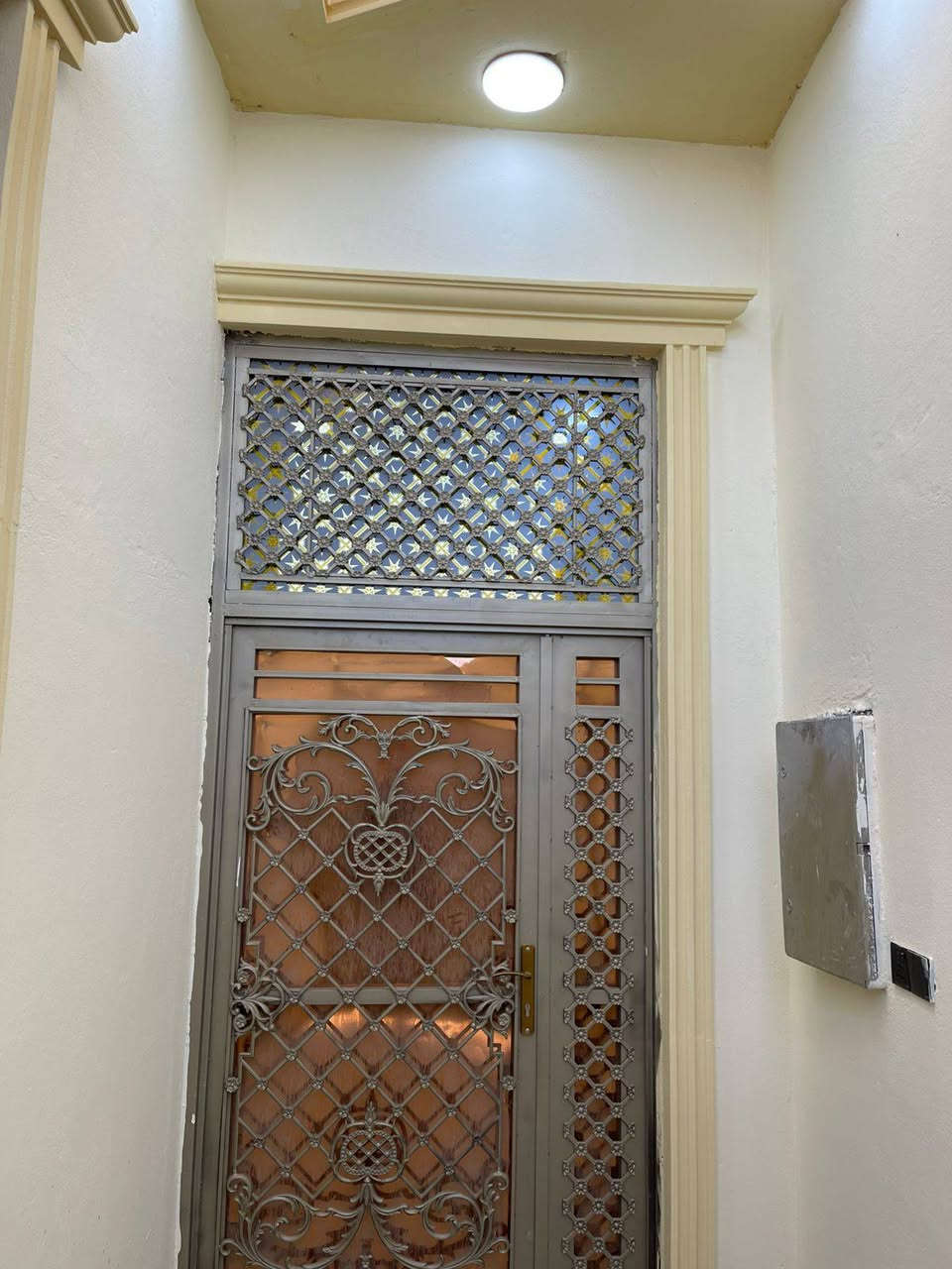 واسعد الله اوقاتكم بكل خير احبتي
***********
يتوفر دار سكن للبيع 

المساحه لكليه 100 متر مربع  ركن علاه شارعين كل شارع 10 متر 

نوع العقار طابو زراعي عراقي 

سند ٢٥ ول مالك عراقي تتكاتب ويا ابوالطابو مباشرتا

يتكون من غرف نوم عدد 2
استقبال 
صاله
مطبخ 
 مجمع صحيات داخليه وخارجيه 

البيت كامل من جميع الملحقاته 

بناء جديد 2025

فارق جاهزة للسكن تستلم بيتك عند المكتبة مباشر 

العنوان البصرة قضاء ابي الخصيب 

ابو كوصره غرب مدرسه الفتكار 

تبعد مسافة عن شارع ابو كوصره 100 متر 

منطقة روعه جميع الخدمات ماي كهرباء شارع 10 متر 

السعر  65وبي مجال

للاستفسار لاتصال ***********
