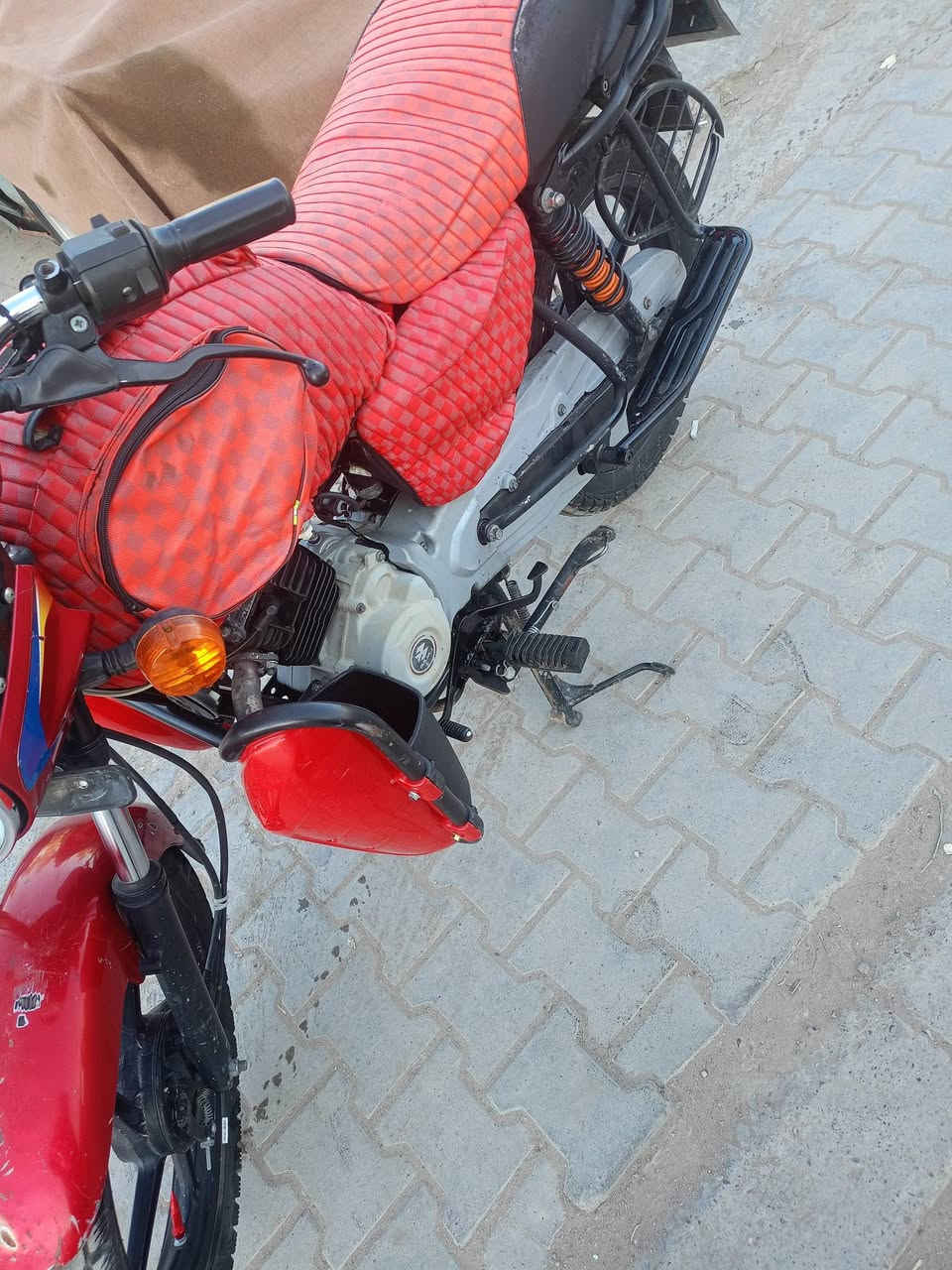 السلام عليكم دراجة بوكسر موديل 21 نازلة بل 22 امرقم تحويل ثانيوم دراجة خير من اللة اترايهة يخبل شلعةمعدل  نعومة كلش حلوة مابيها برغي نقص مكاني بغداد هاذ رقمي ***********الشراي يخابر ويدلل السعر مليون 550وبيهة مجال لناس الطيبة وني خادم فول امفولة الدراجة اللة شاهد جيب فيتر وتعال افحص
