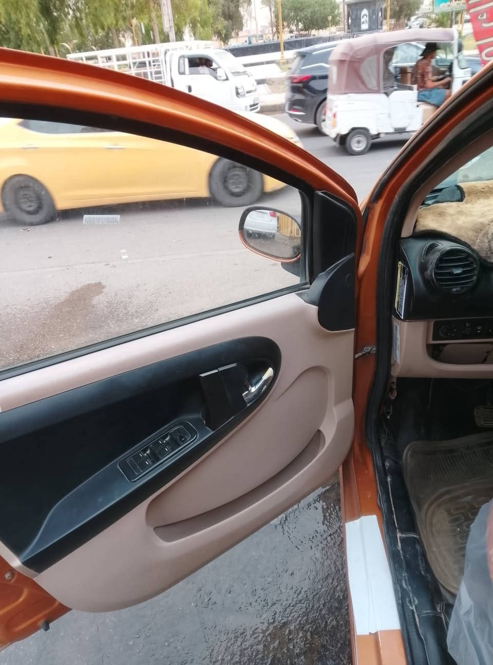 سونار موجود بل منشور## 🚗 للبيع: جيلي باندا 🐼 موديل 2013*2013*من رخصة الآدمن المحترم**
السلام عليكم.. سيارة جيلي باندا موديل 2013 للبيع، السيارة بحالة حلوة وكاملة وما بيها أي نقص وجاهزة للاستخدام.
### 🛠️ المواصفات والحالة الفنية:
 * **المحرك والكير والشواصي:** كفالة عامة وبشرط الفحص.
 * **البودي:** مكفولة من الضربة والتبديل سونار بل منشور .
 * **اللون:** مشمشي مميز ونظيف.
 * **الممشى:** ماشية قليل.48
 * **الرقم:** رقم بغداد الجديد (الإنكليزي) والسيارة باسمي (تحويل مباشر).
 * **الإضافات:** تخم تاير جديد، 5 ويل عادي، دوشمة جلد حلوة ومرتبة.
### 💰 السعر وتفاصيل 
 * **السعر:** 42) وبيها مجال بسيط حق الجية والعملة.
 * **نوع البيع:** بيع نقد فقط (فقط بيع، بدون مراوس وبدون أقساط).
 * **المكان:** بغداد - الحبيبية.
### 📞 للاستفسار والتواصل:
اتصل وتدلل على الرقم: *************
