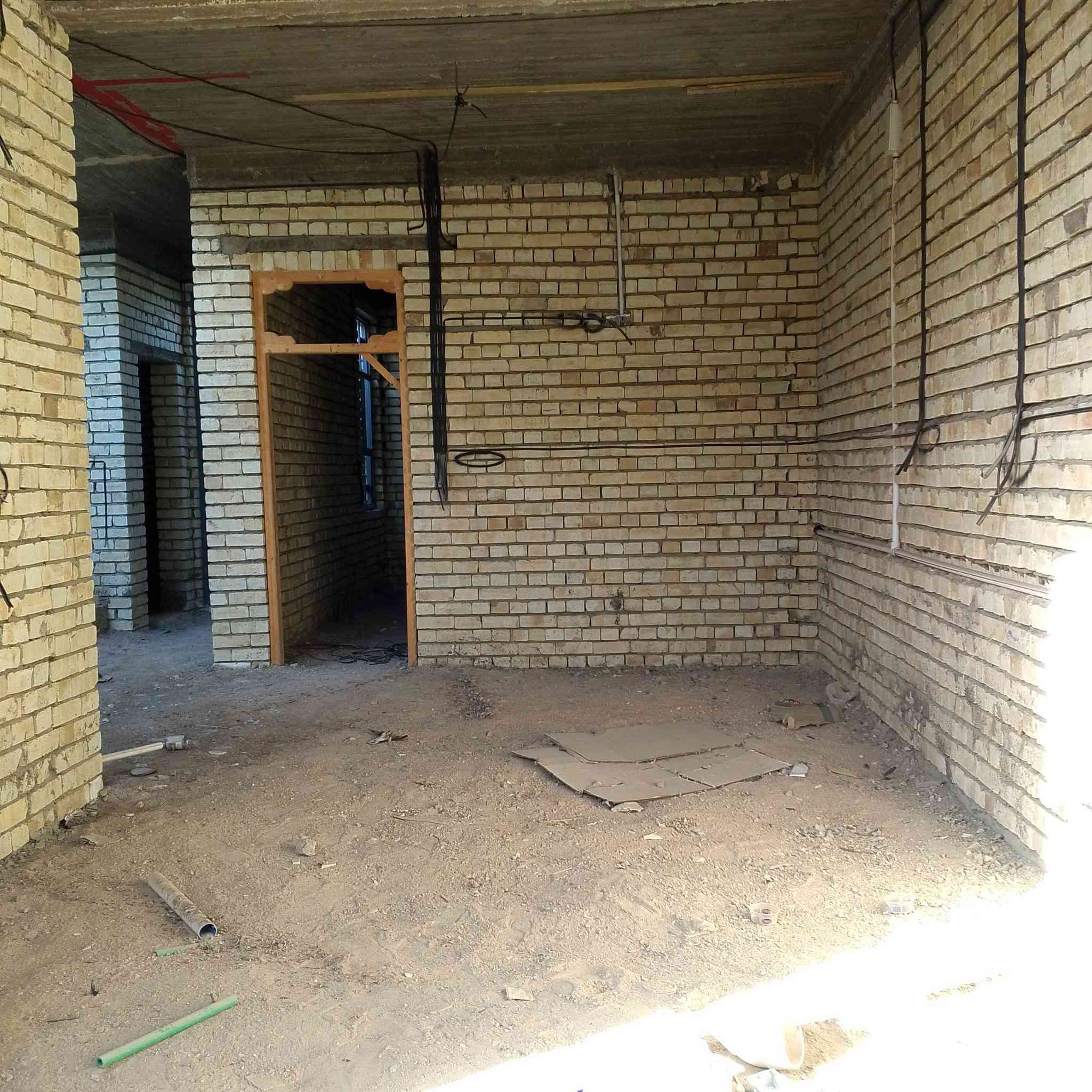 السلام عليكم هيكل بناءطابوق بتلوصب درجه اوله سقف كونكريت صب للبيع مساحه م100 طابوزراعي يحتوي على استقبال وصاله وغرفه ومطبخ وتخاريج باقي تفاصيل اتصل على الرقم ***********
السعر 43 ومجال بصيط 
ماء مجاري كهربائيات كلهة كامله
انبيع على هل وضع حاليآ 
مكان كوفه حي ميسان شارع الشيوخ قرب سكله رعد
