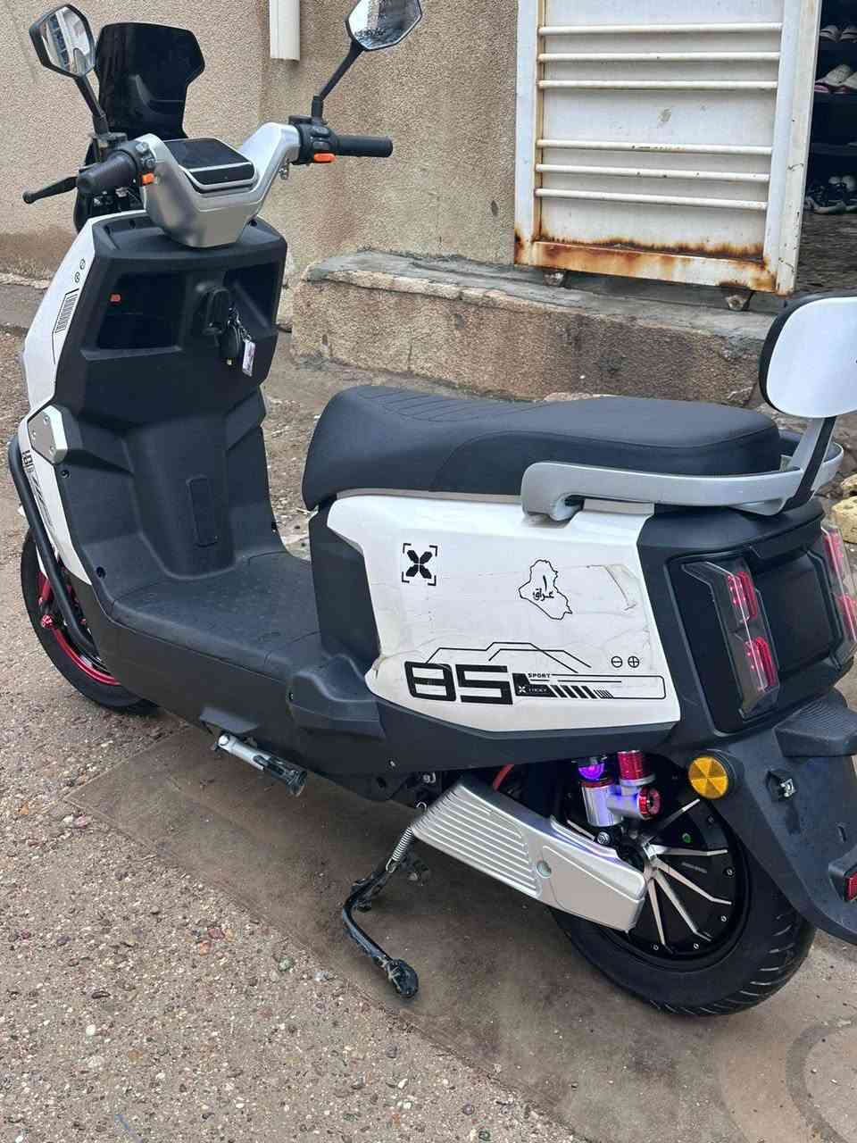 سلام عليكم ورحمه الله وبركاتو 
دراجه شحن الصاعقه موديل 2026
شركه واحد عراق  معروفه 
ملف 2000 عدد البطاريات 6كبار مسطره
عدد التحويلات 4 
تقطع مسافه 70 k حقيقي 
 السعر 900 وبيه مجال بسيط جدا مكاني بغداد الزعفرانيه ***********
