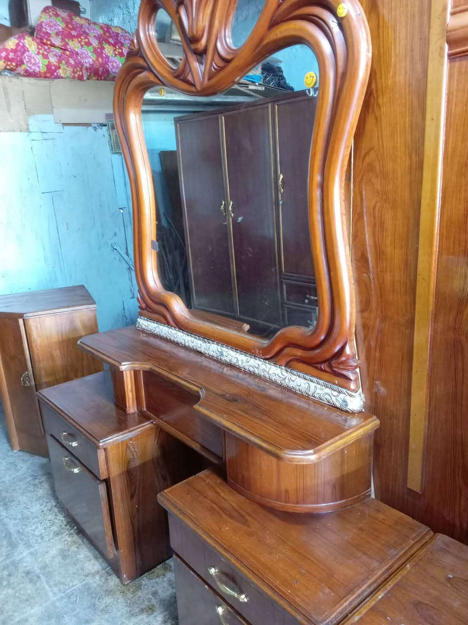 غرفة ٦باب صاج ملحق شغل ثقيل جدا نظيف توصي ظهر جمبر جاهزة توج سوري السعر ٥٧٥ فقل تواصل خاص ***********
